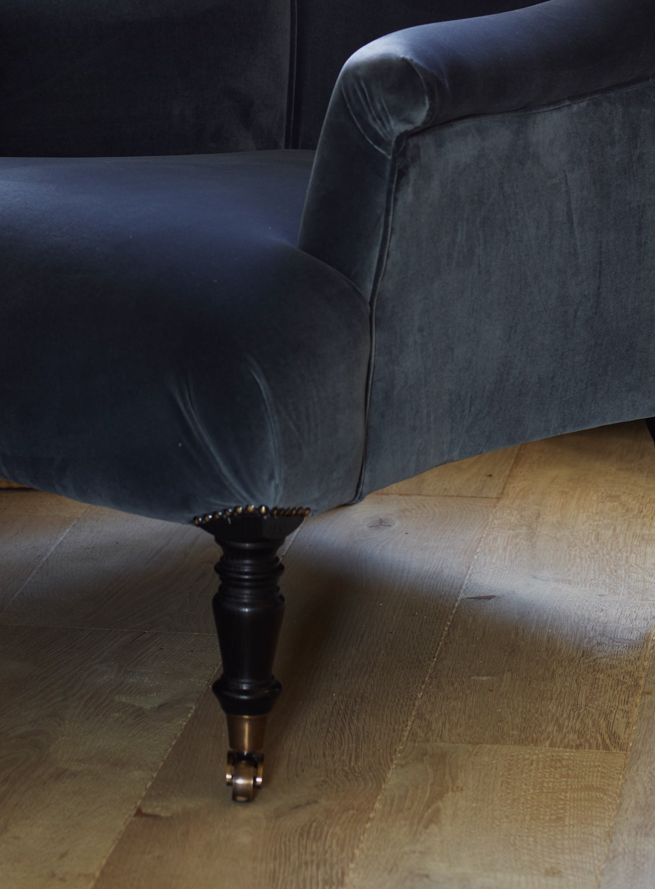 Fauteuil Finley, velours gris ardoise (pieds noirs)