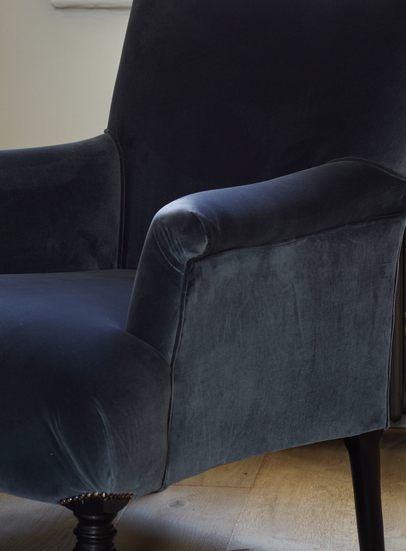 Fauteuil Finley, velours gris ardoise (pieds noirs)