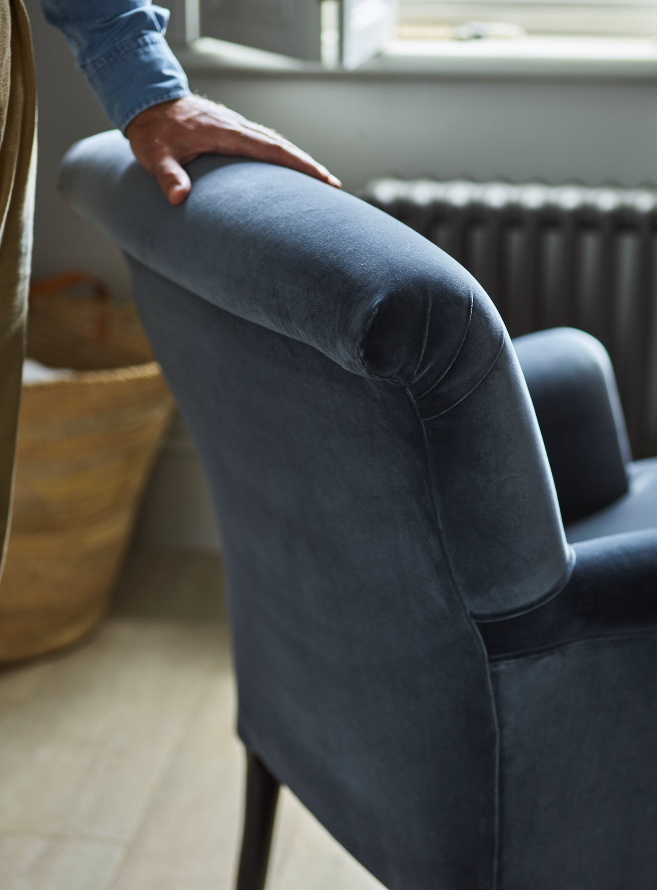Fauteuil Finley, velours gris ardoise (pieds noirs)