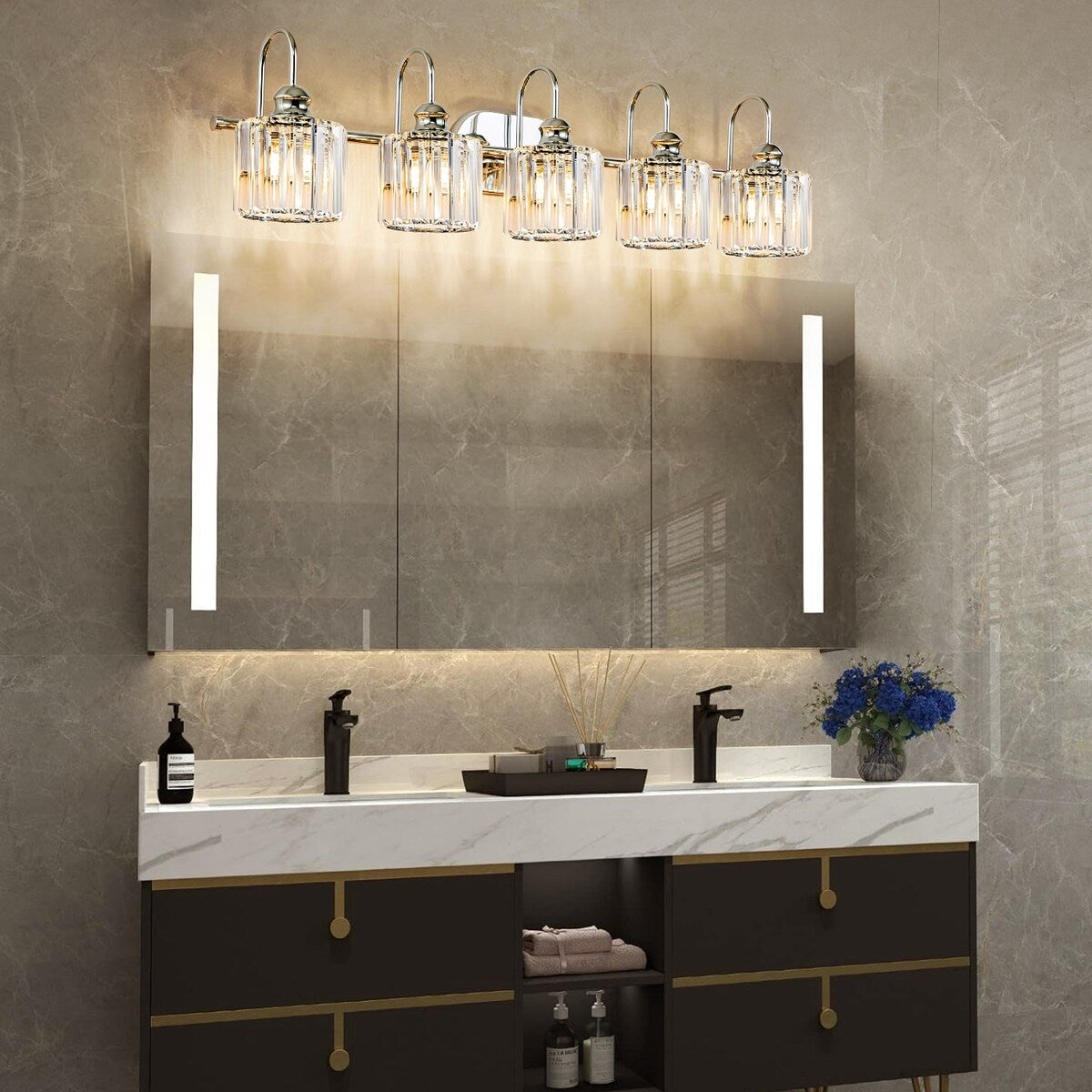 Ensemble de 5 luminaires linéaires à effet glamour, à intensité variable, avec abat-jour en cristal cylindrique pour salle de bain.