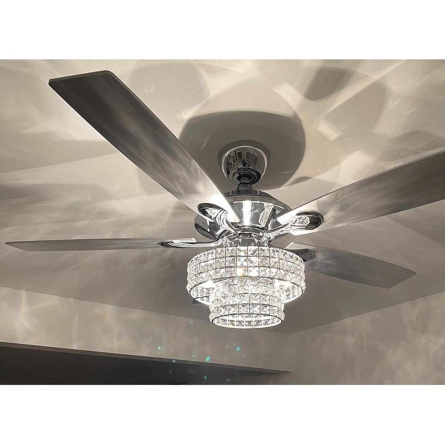 Ventilateur de plafond moderne à 5 pales en chrome et bois de 52 pouces avec télécommande et cristaux.