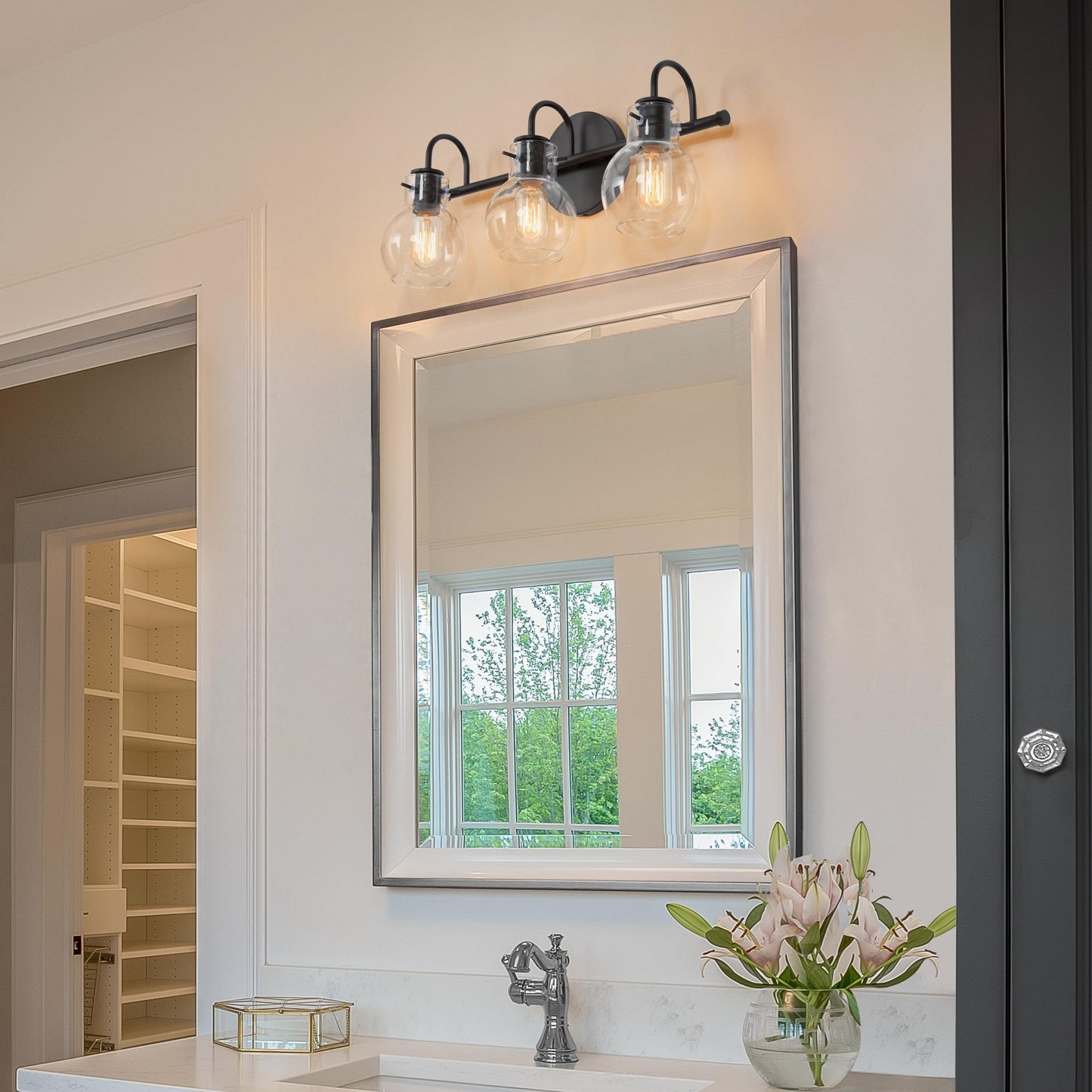 Applique murale moderne dorée à 3 lumières pour salle de bain, avec abat-jour sphérique en verre.