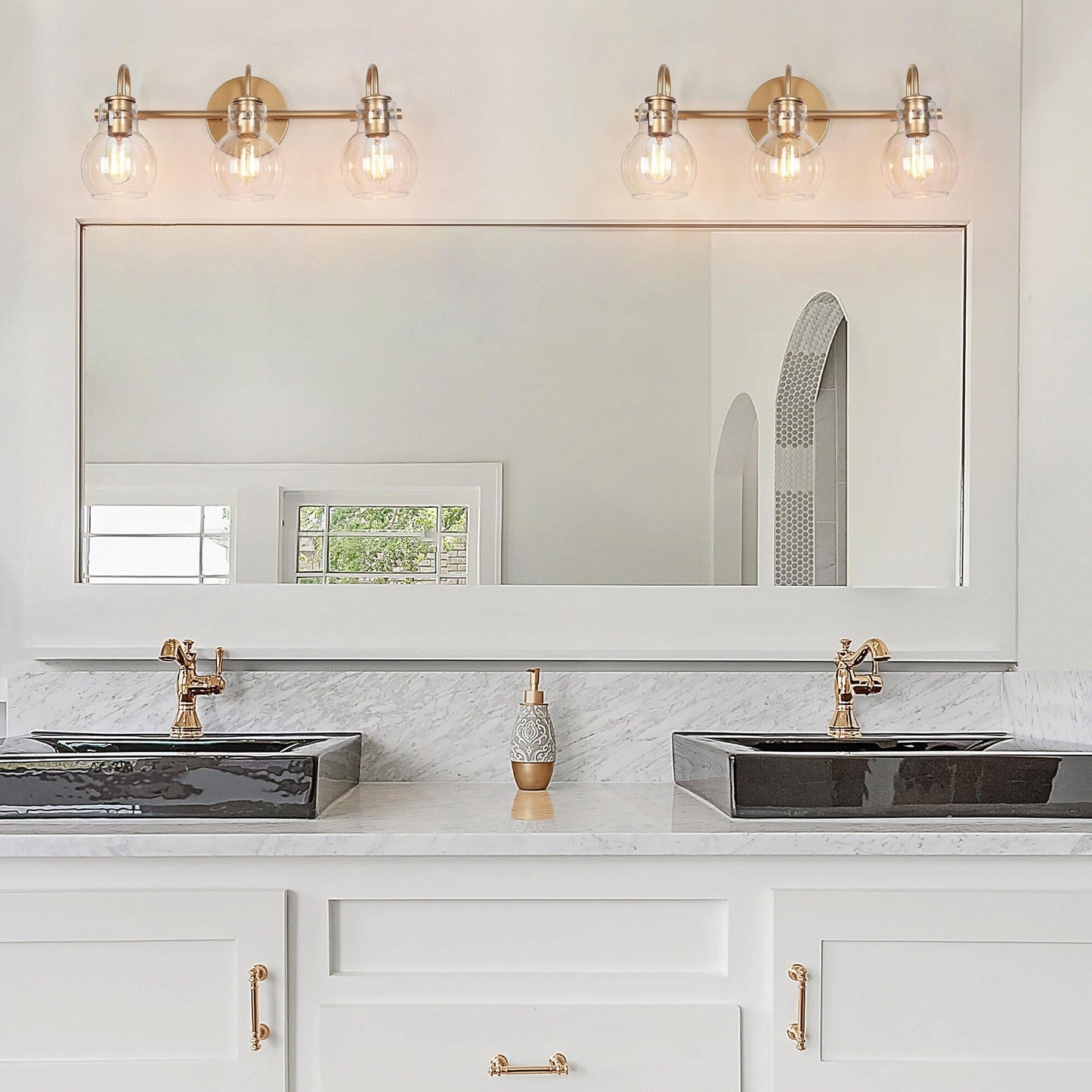 Applique murale moderne dorée à 3 lumières pour salle de bain, avec abat-jour sphérique en verre.