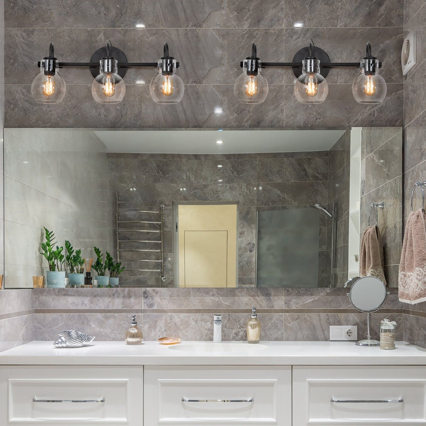 Applique murale moderne dorée à 3 lumières pour salle de bain, avec abat-jour sphérique en verre.