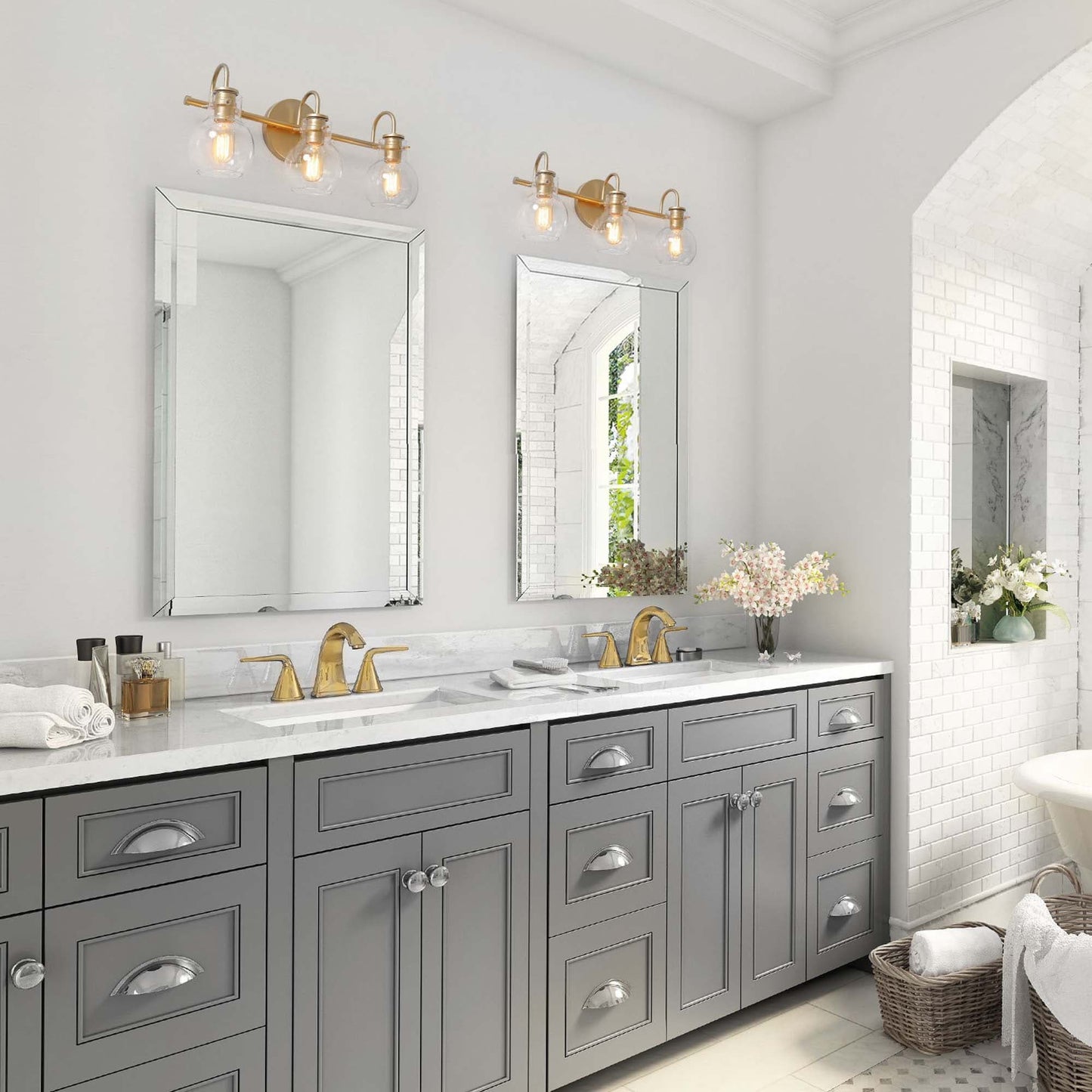 Applique murale moderne dorée à 3 lumières pour salle de bain, avec abat-jour sphérique en verre.