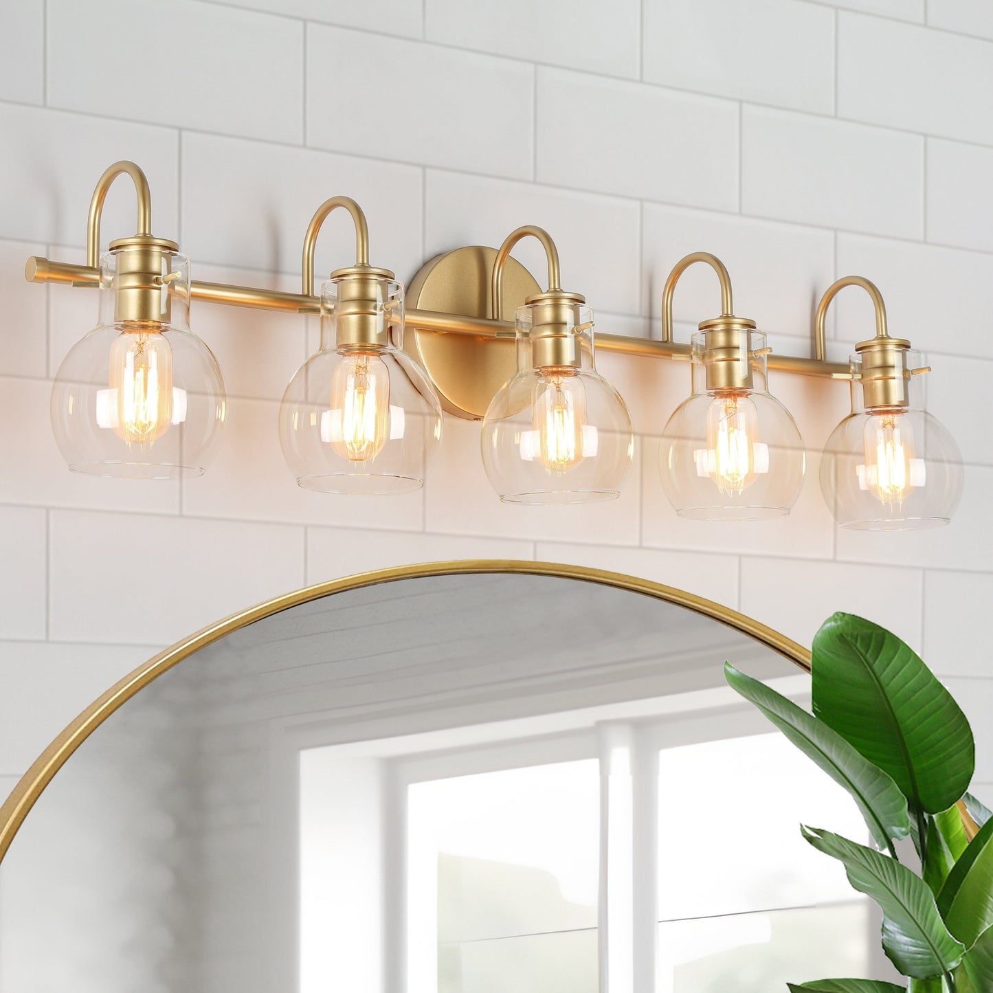 Applique murale moderne dorée à 3 lumières pour salle de bain, avec abat-jour sphérique en verre.