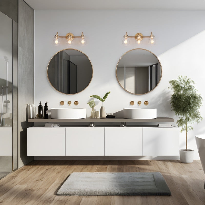 Applique murale moderne dorée à 3 lumières pour salle de bain, avec abat-jour sphérique en verre.
