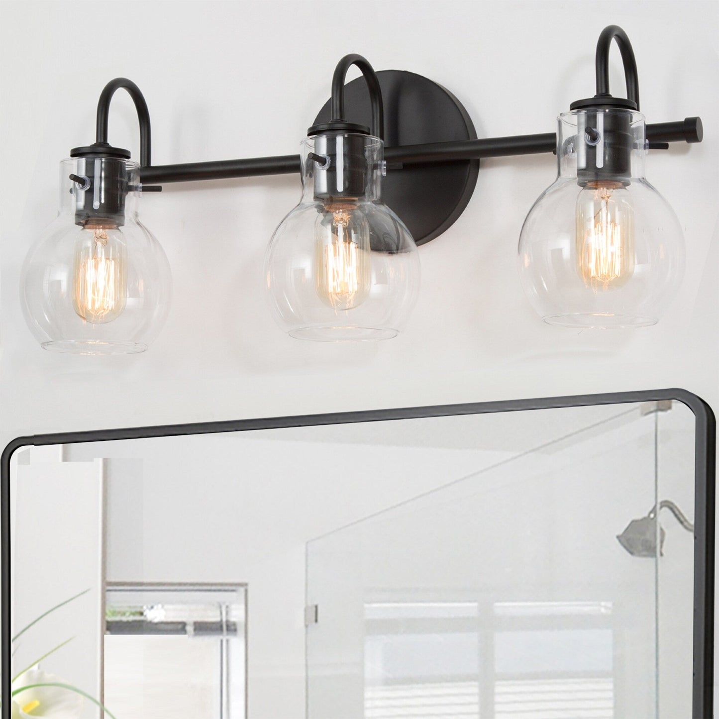 Applique murale moderne dorée à 3 lumières pour salle de bain, avec abat-jour sphérique en verre.