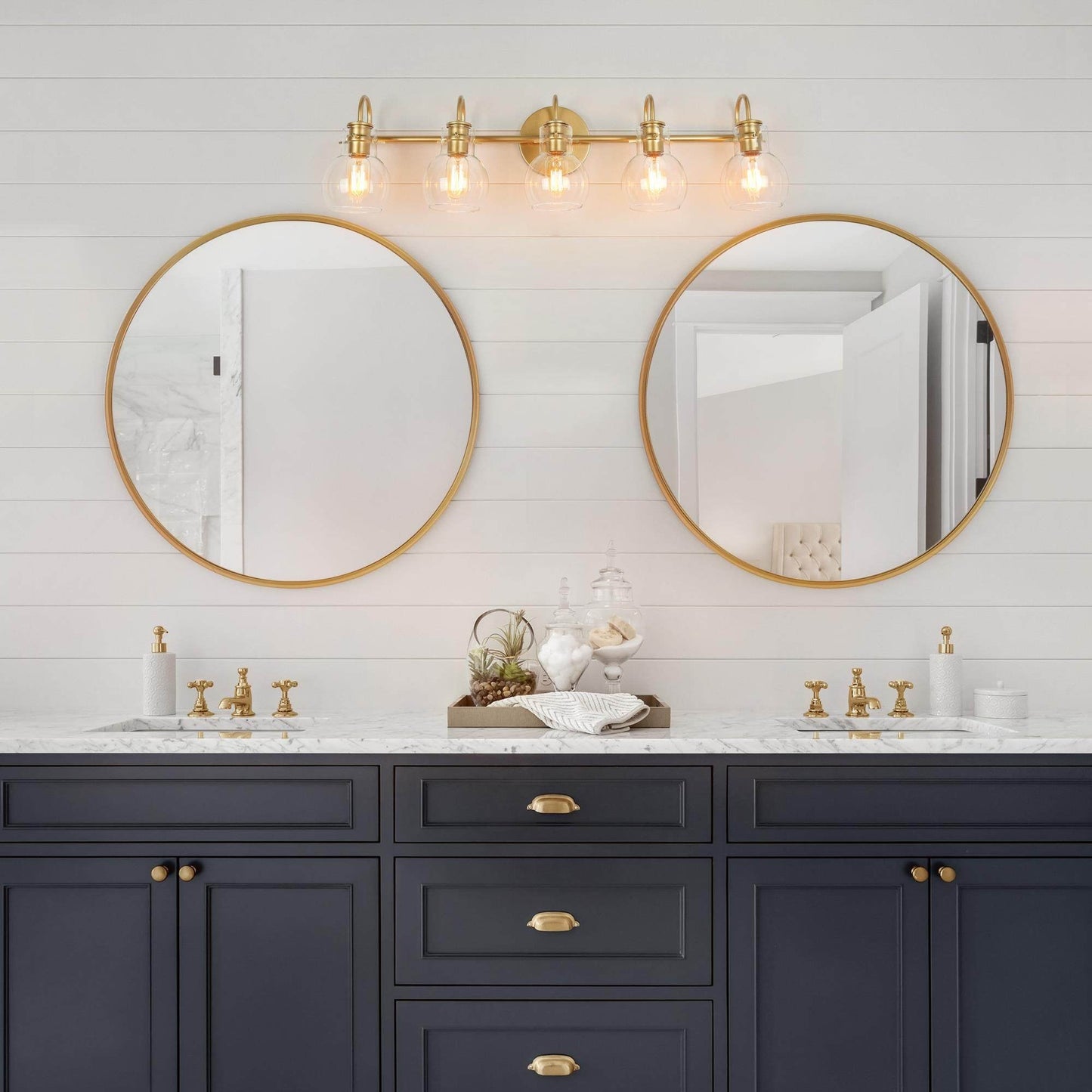 Applique murale moderne dorée à 3 lumières pour salle de bain, avec abat-jour sphérique en verre.