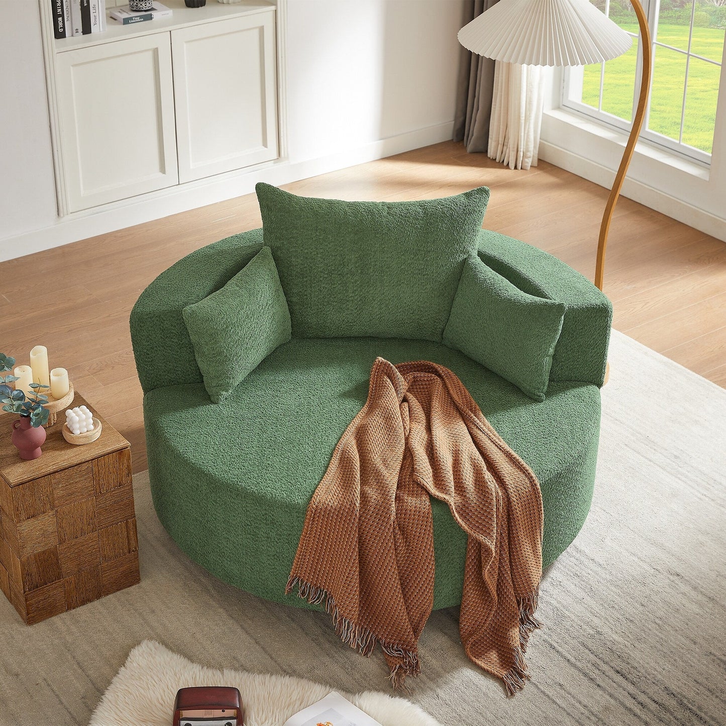 Fauteuil de salon en forme de tonneau avec accoudoirs en chenille, chaise de salon ronde avec base pivotante à 360 degrés et 3 coussins amovibles.
