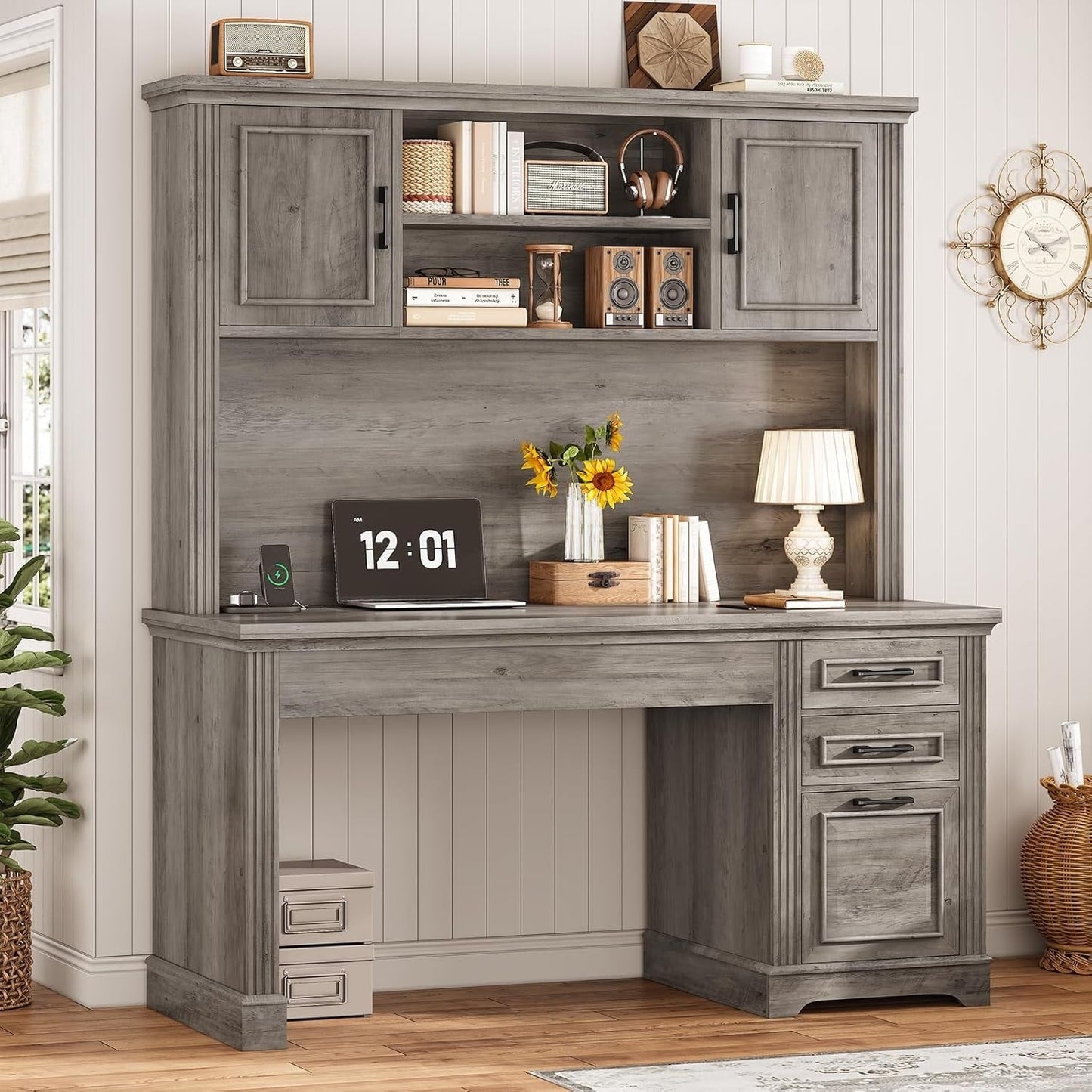 Bureau de direction style farmhouse, bureau de travail pour la maison, tiroir à dossiers, support de moniteur, prise de courant.