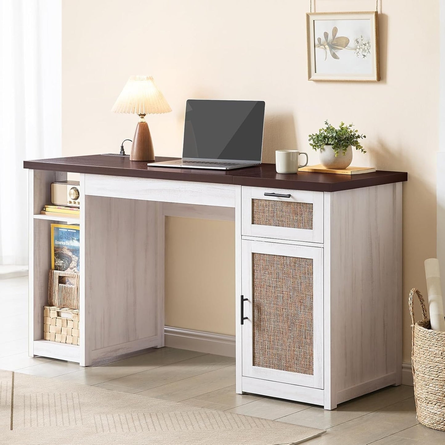 Bureau de direction style farmhouse, bureau de travail pour la maison, tiroir à dossiers, support de moniteur, prise de courant.