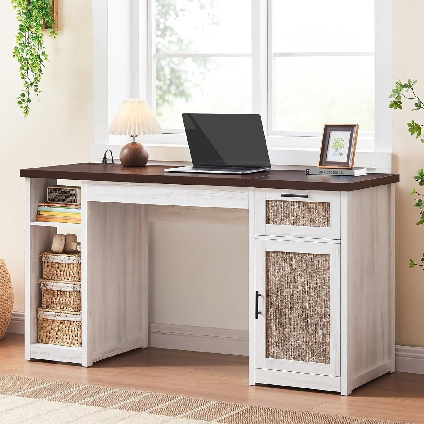 Bureau de direction style farmhouse, bureau de travail pour la maison, tiroir à dossiers, support de moniteur, prise de courant.