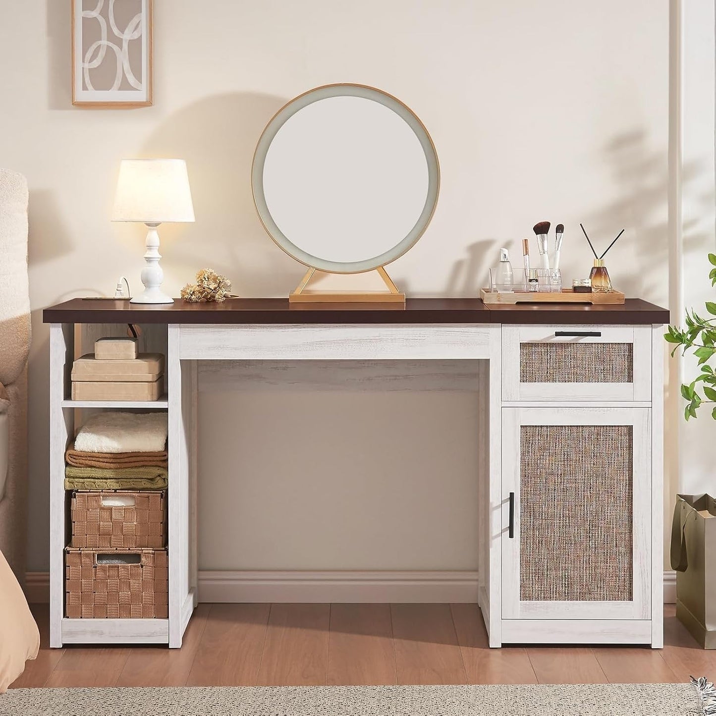 Bureau de direction style farmhouse, bureau de travail pour la maison, tiroir à dossiers, support de moniteur, prise de courant.