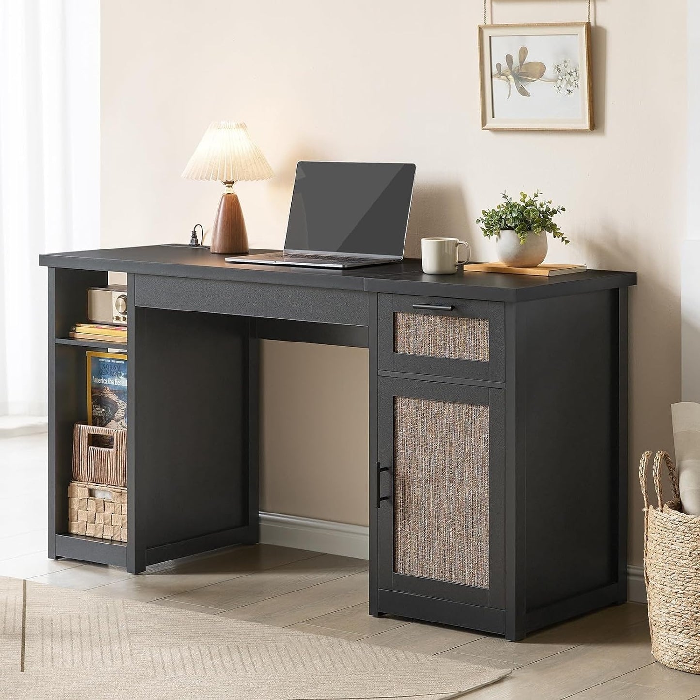 Bureau de direction style farmhouse, bureau de travail pour la maison, tiroir à dossiers, support de moniteur, prise de courant.