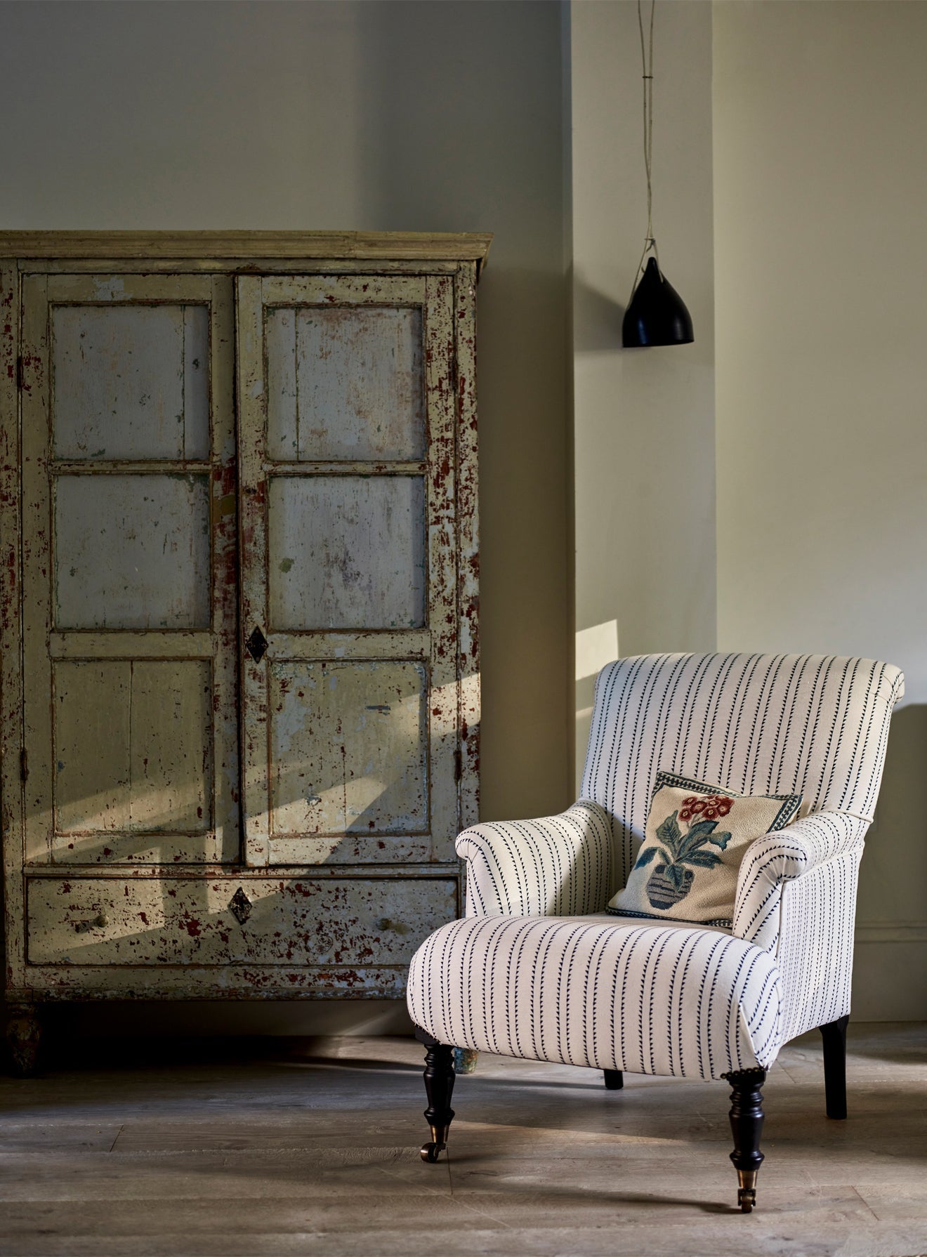 Fauteuil Finley, rayures moulin à vent en encre (pieds noirs)