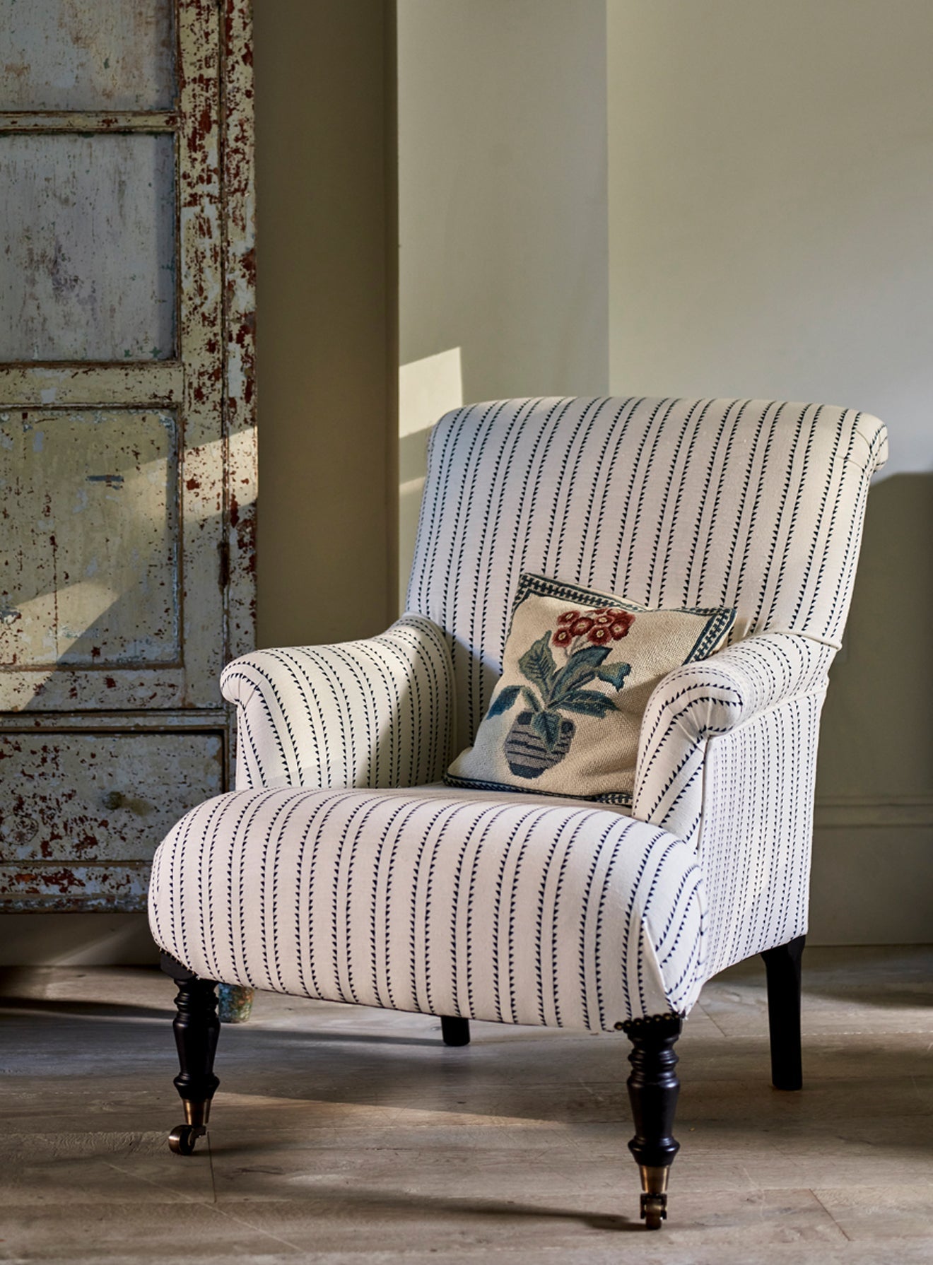 Fauteuil Finley, rayures moulin à vent en encre (pieds noirs)