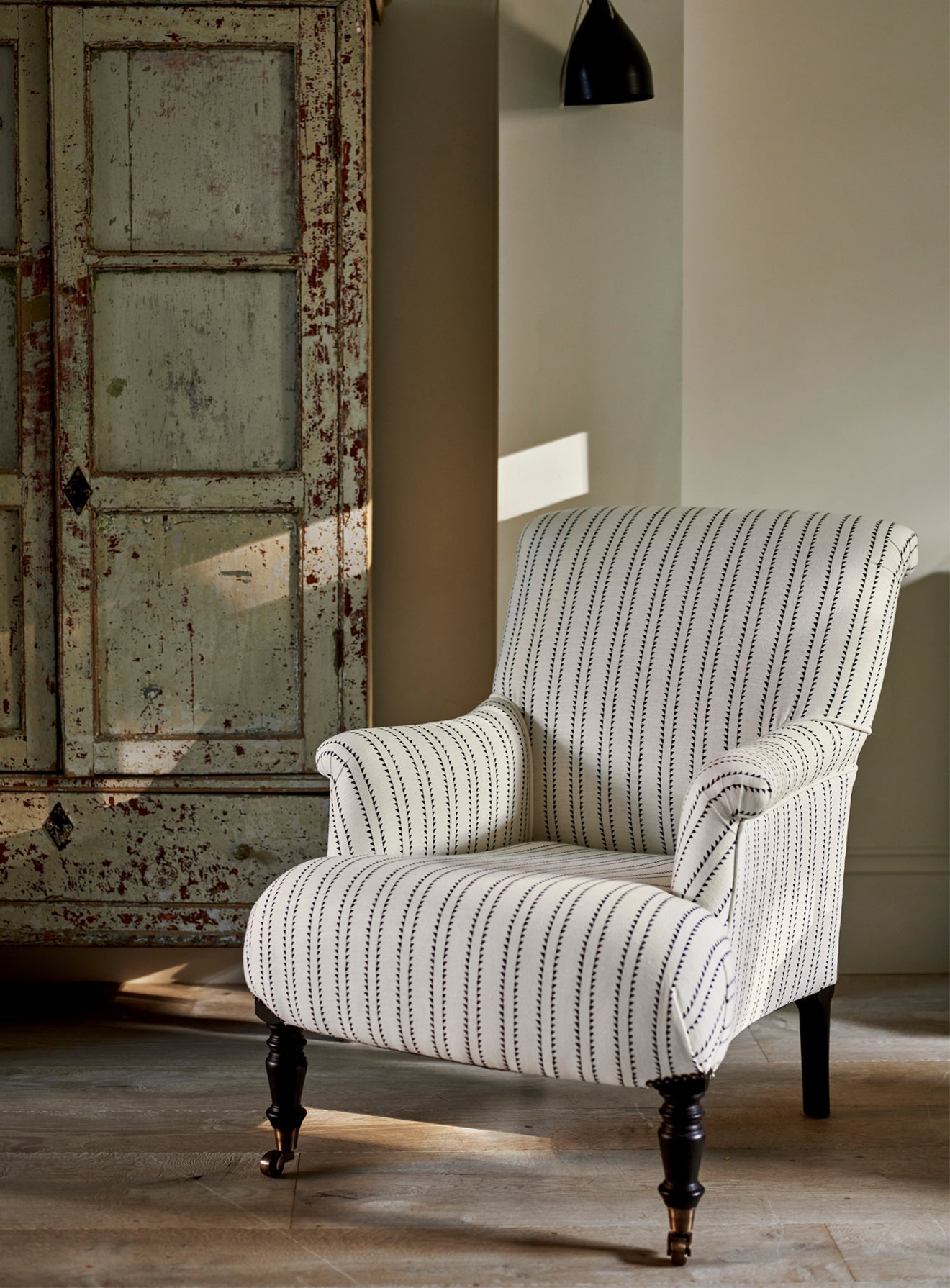 Fauteuil Finley, rayures moulin à vent en encre (pieds noirs)