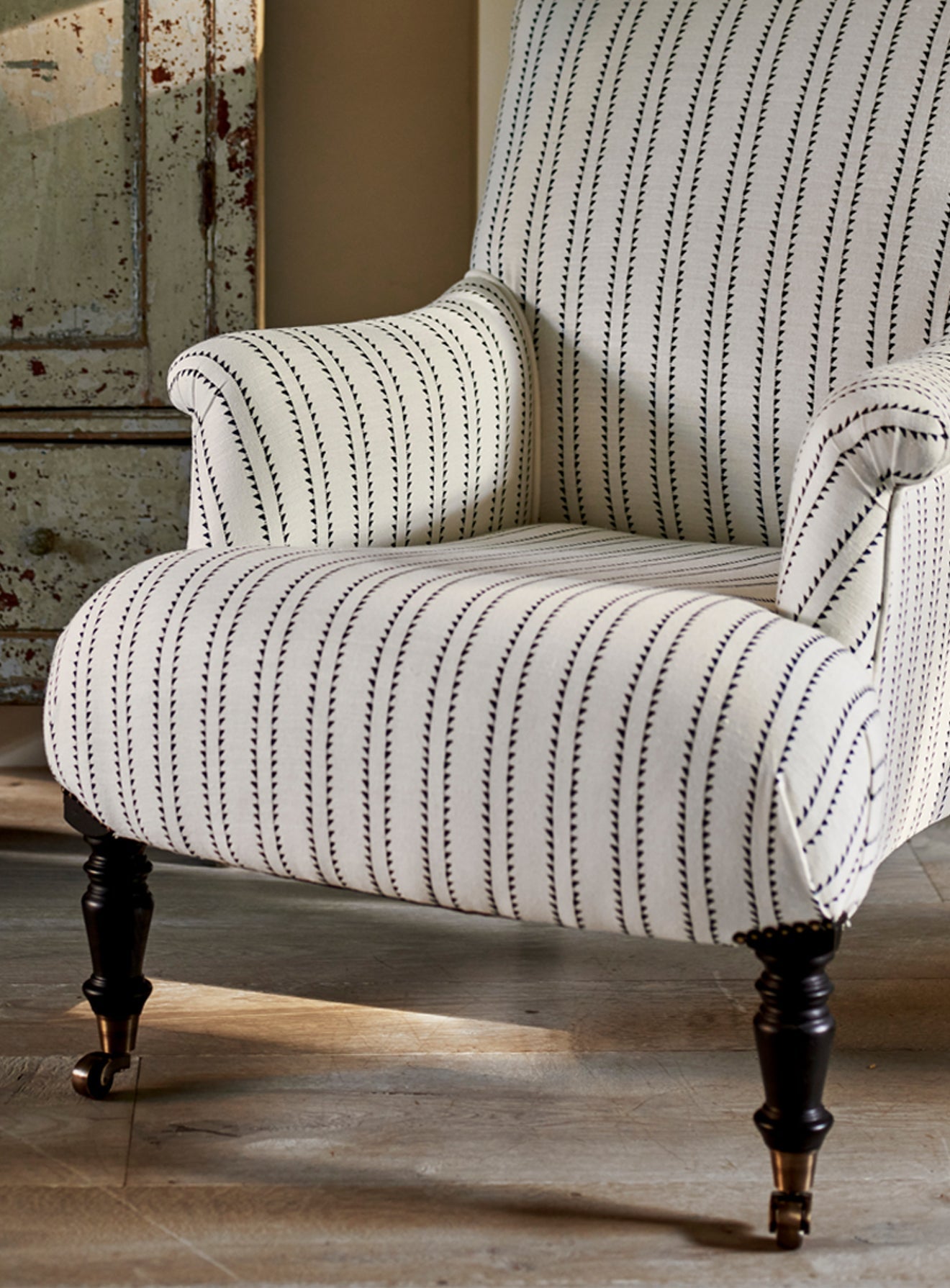 Fauteuil Finley, rayures moulin à vent en encre (pieds noirs)
