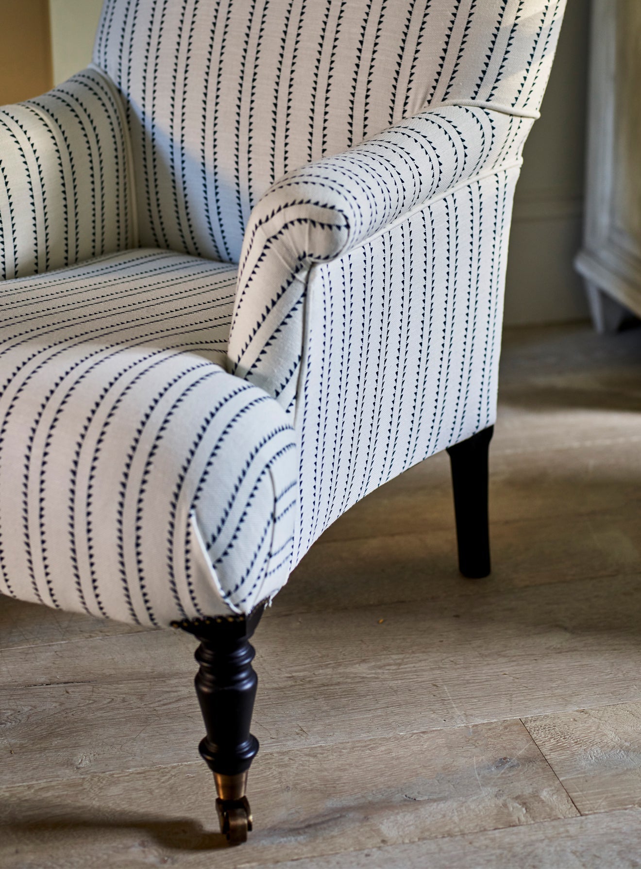 Fauteuil Finley, rayures moulin à vent en encre (pieds noirs)