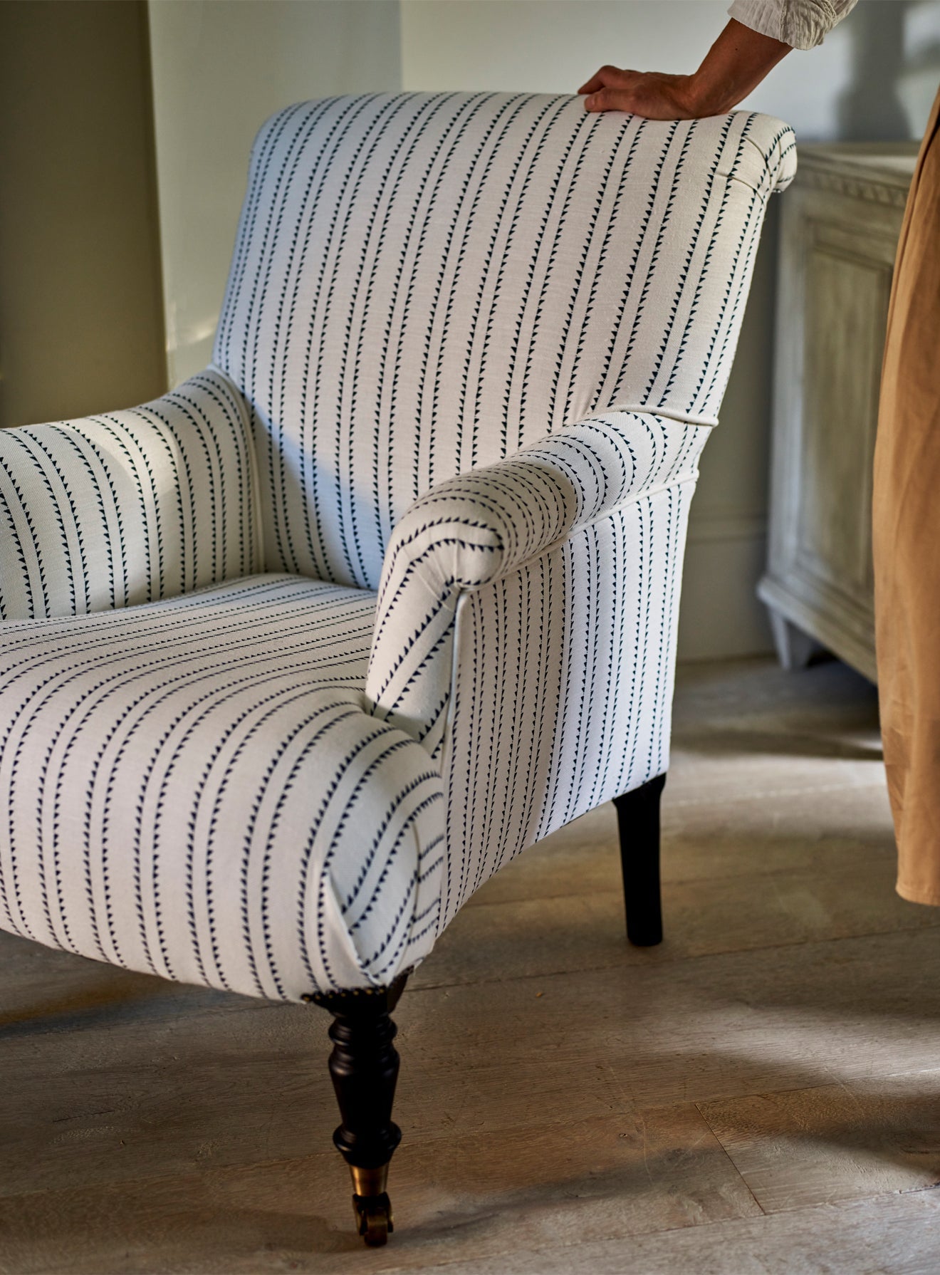Fauteuil Finley, rayures moulin à vent en encre (pieds noirs)