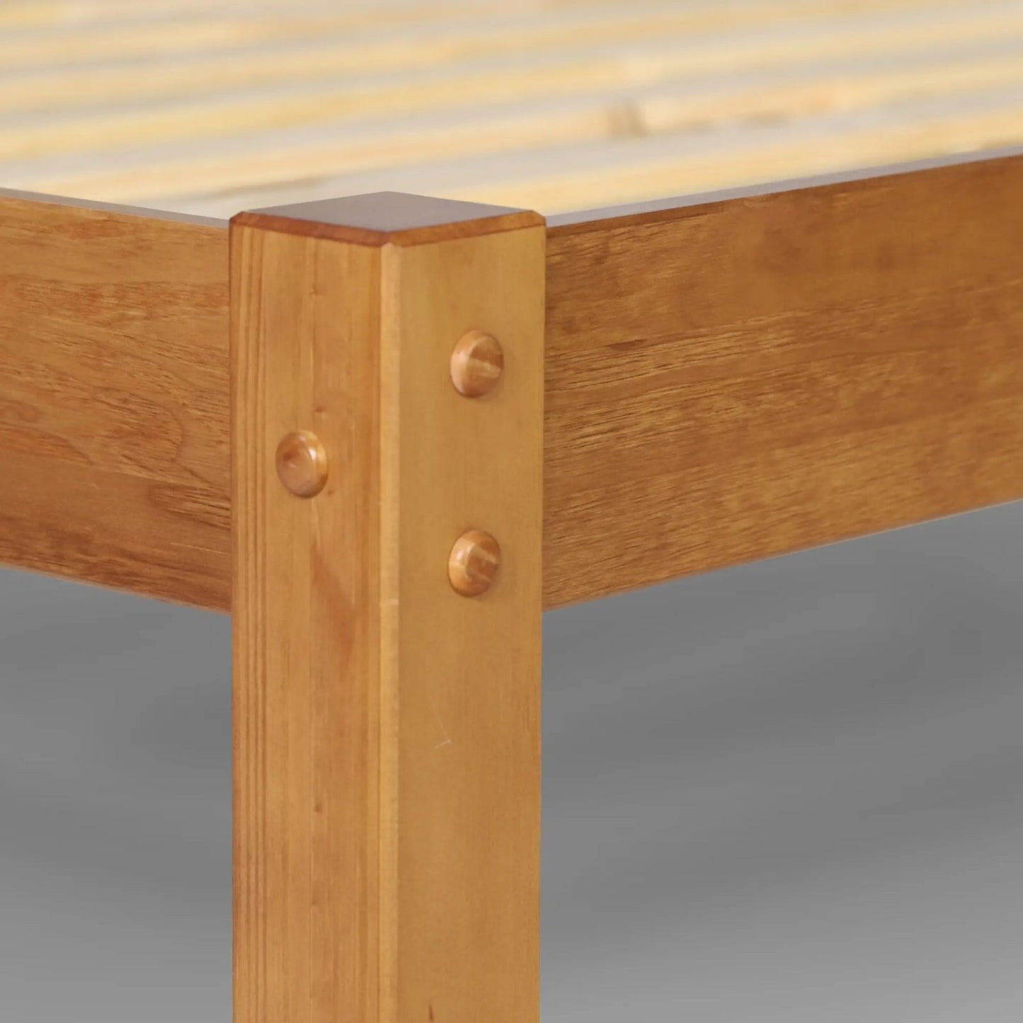 Lit plateforme à panneaux en bois massif de style Shaker, fini bois naturel.