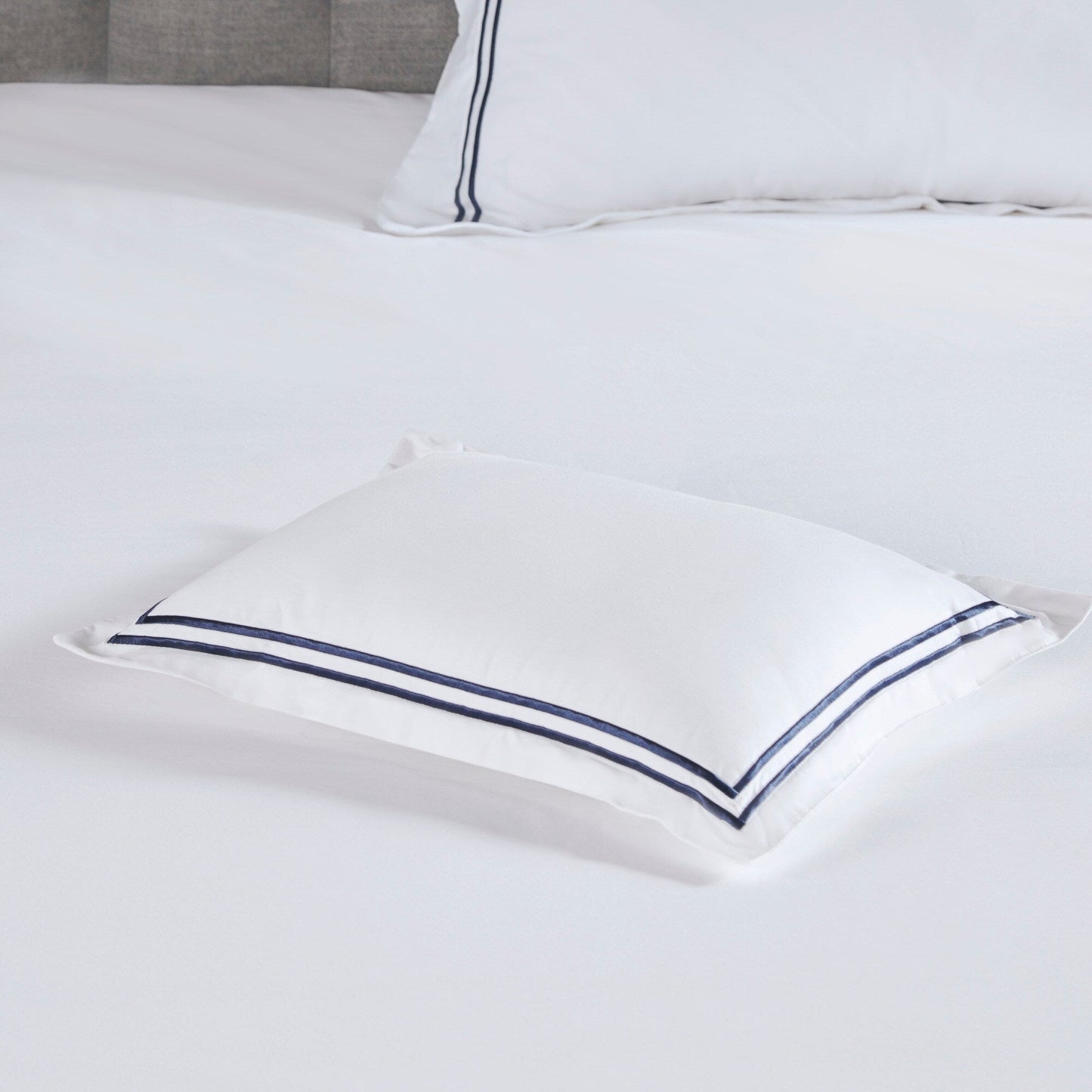 Ensemble de housse de couette brodée en satin de coton 100 % de la collection de luxe Madison Park Signature à 500 fils au pouce carré.