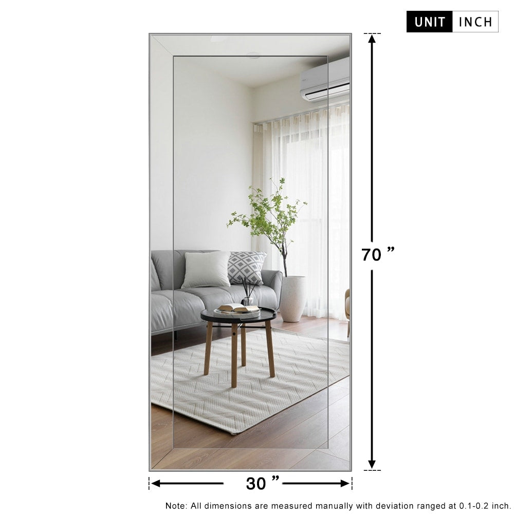 Miroir mural argenté à longueur corporelle, biseauté, réfléchissant et au design métallique élégant.