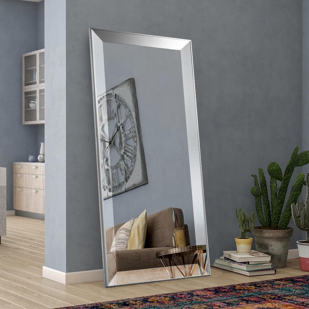 Miroir mural argenté à longueur corporelle, biseauté, réfléchissant et au design métallique élégant.