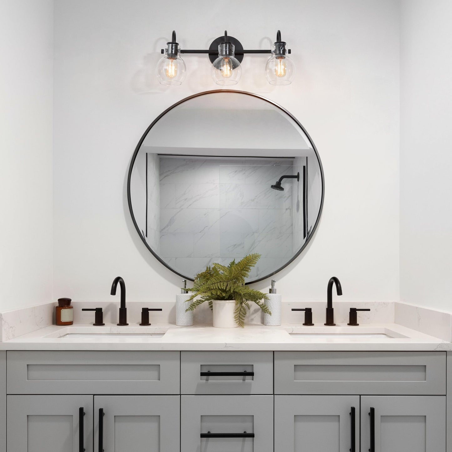 Applique murale moderne dorée à 3 lumières pour salle de bain, avec abat-jour sphérique en verre.