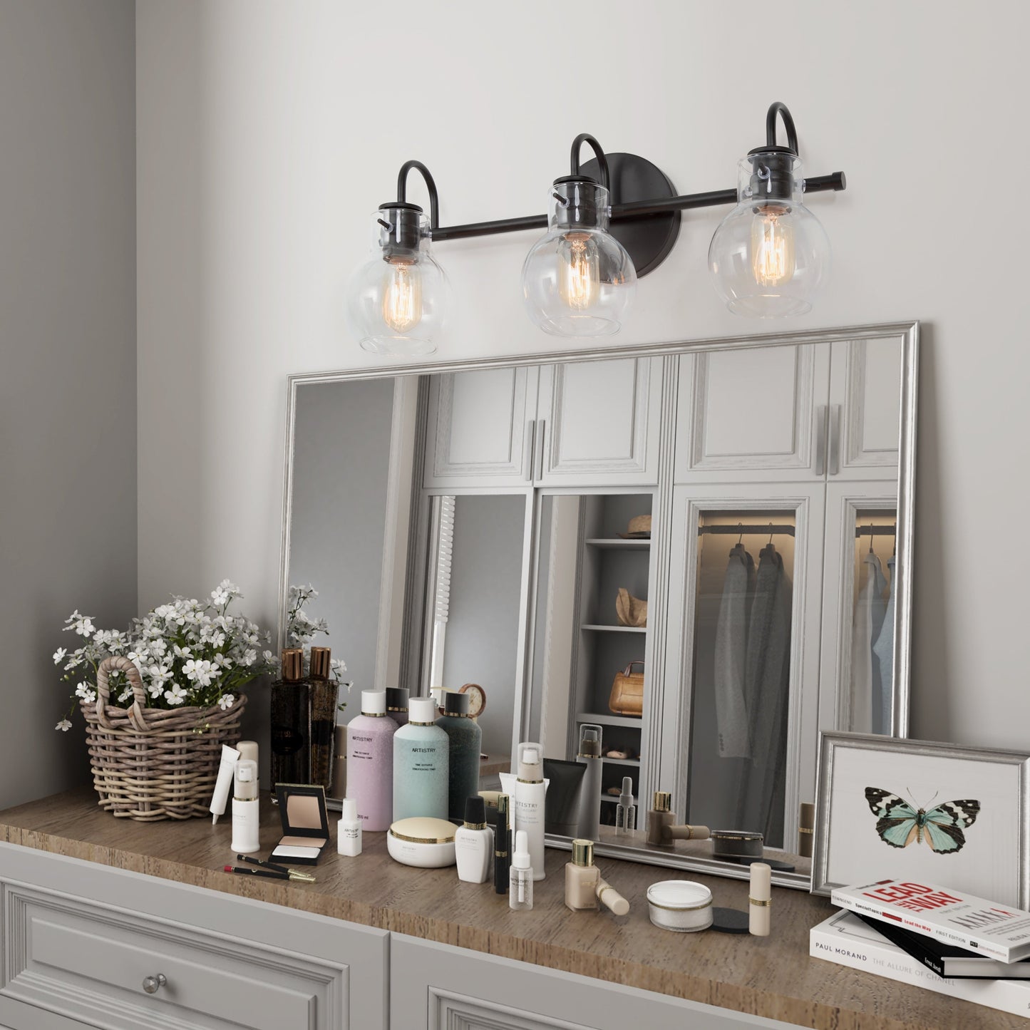 Applique murale moderne dorée à 3 lumières pour salle de bain, avec abat-jour sphérique en verre.