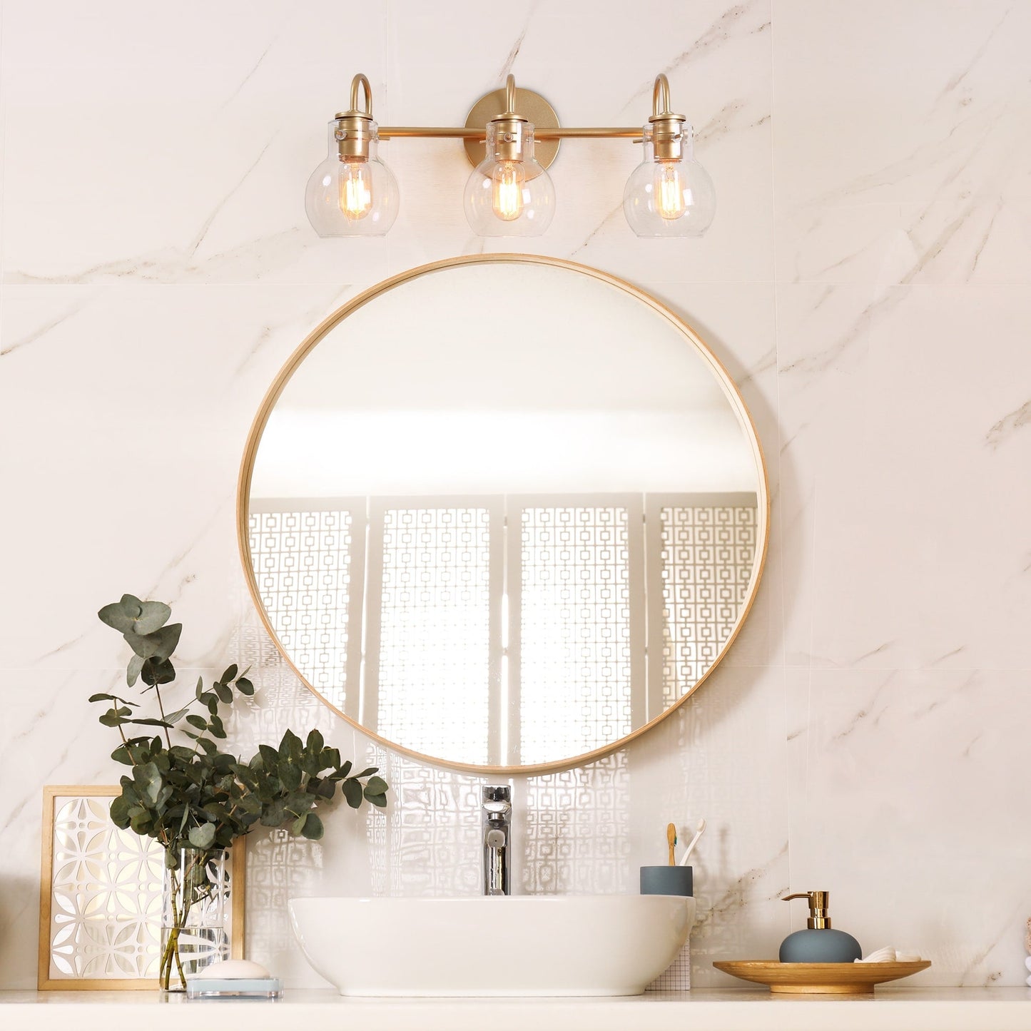 Applique murale moderne dorée à 3 lumières pour salle de bain, avec abat-jour sphérique en verre.