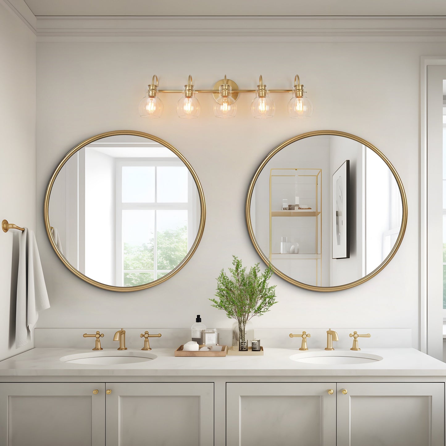 Applique murale moderne dorée à 3 lumières pour salle de bain, avec abat-jour sphérique en verre.