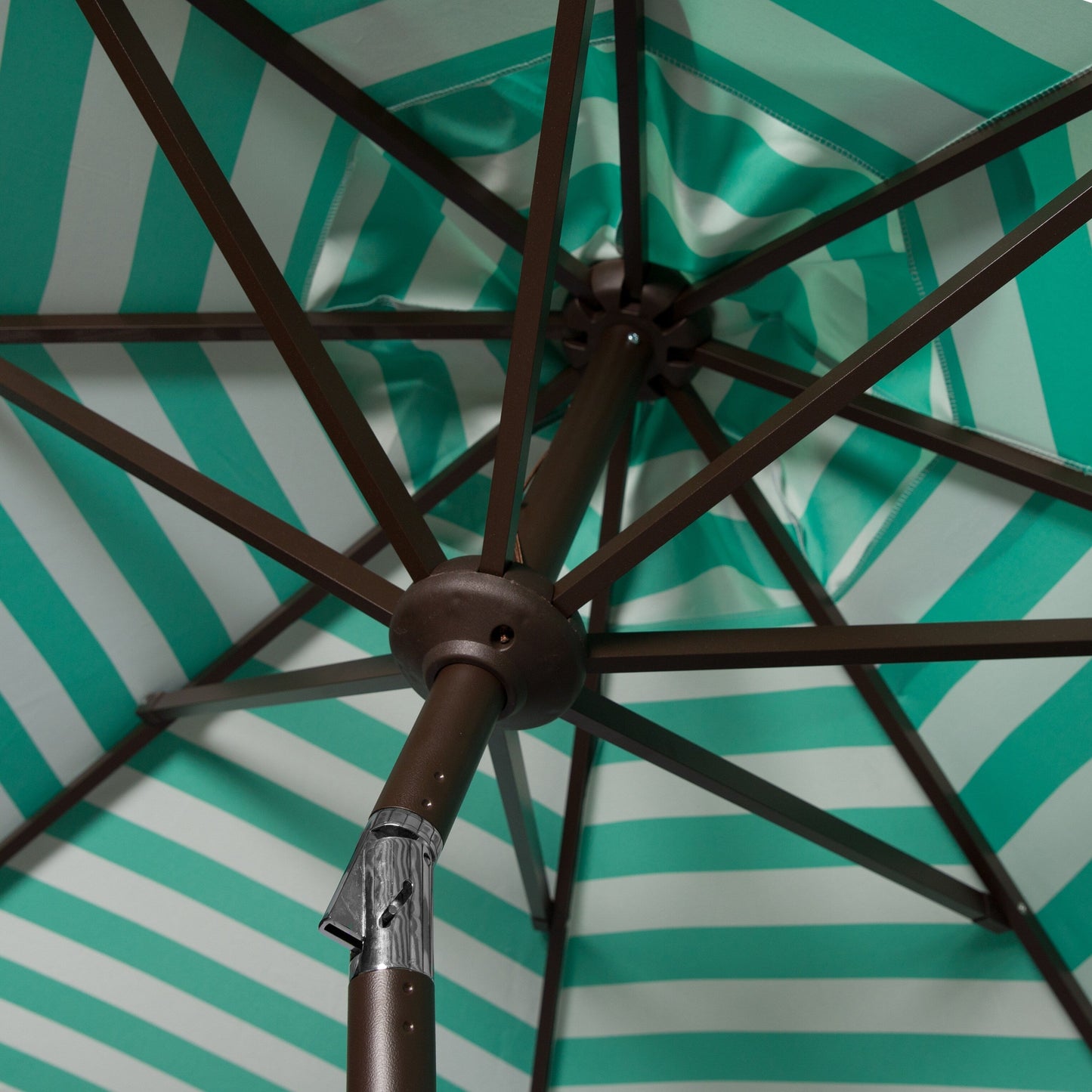 Parasol de jardin à manivelle SAFAVIEH Hadire Inside Out à rayures, 9 pieds