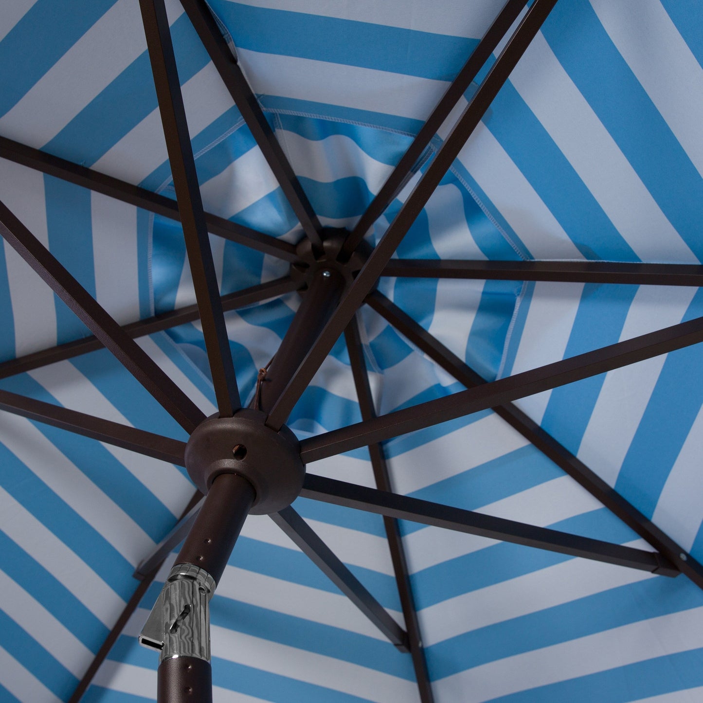 Parasol de jardin à manivelle SAFAVIEH Hadire Inside Out à rayures, 9 pieds