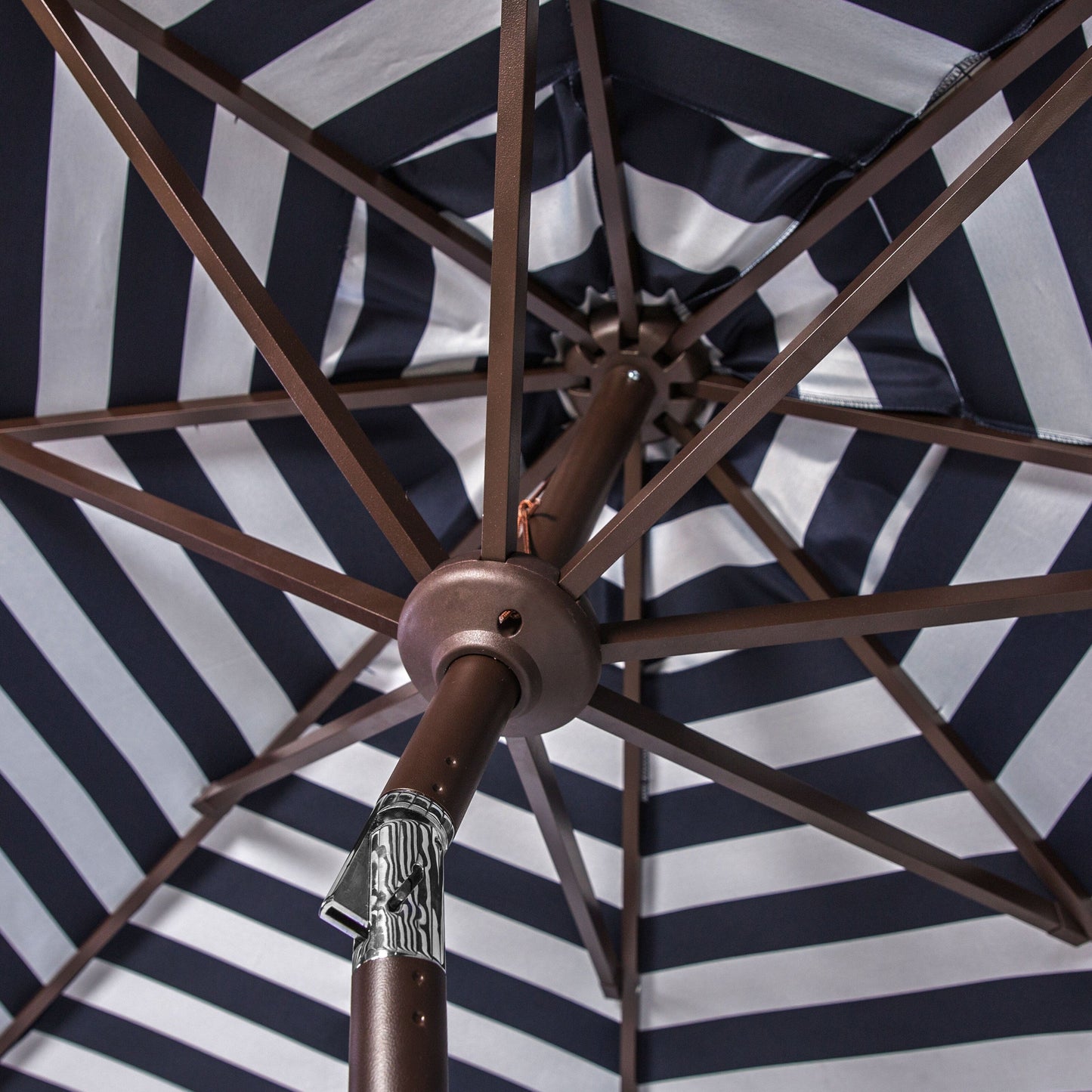 Parasol de jardin à manivelle SAFAVIEH Hadire Inside Out à rayures, 9 pieds