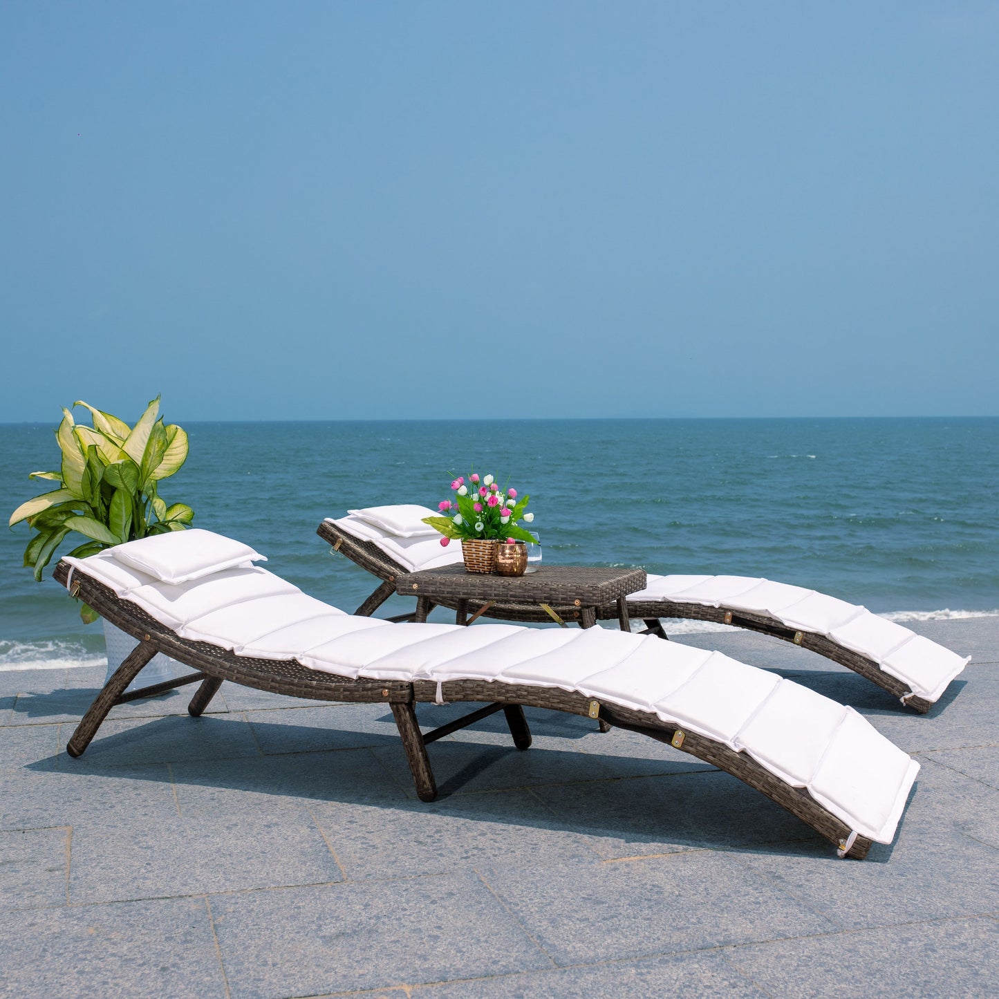 Ensemble de chaises longues de jardin Blaguna 3 pièces de SAFAVIEH - 83L x 20P x 24H (dimensions en pouces)