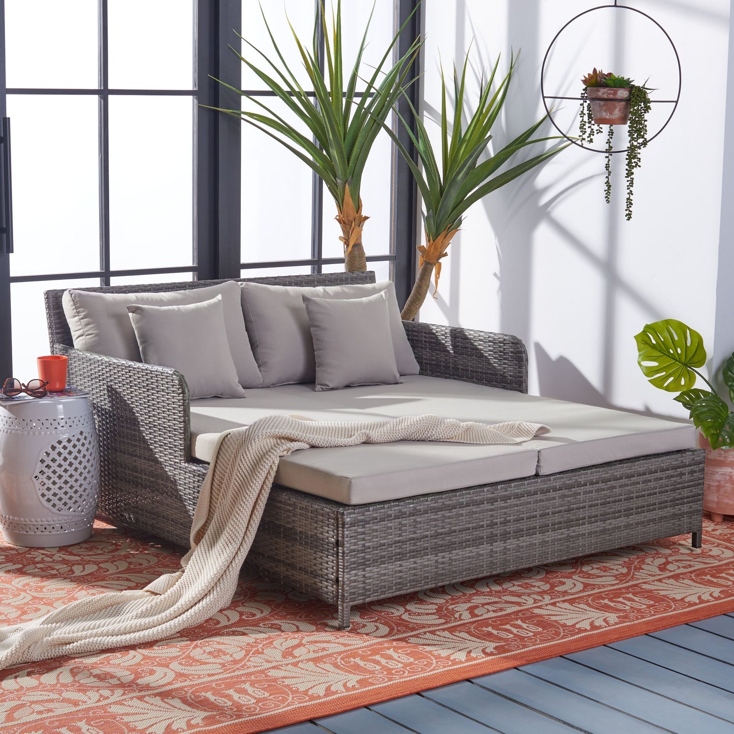 SAFAVIEH Taniyah, méridienne en osier d'extérieur avec coussins et oreillers - 135L x 71P x 157H (cm)