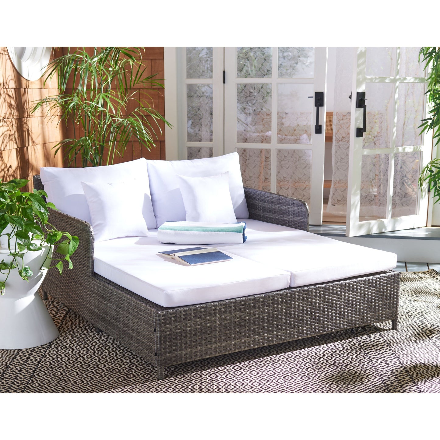 SAFAVIEH Taniyah, méridienne en osier d'extérieur avec coussins et oreillers - 135L x 71P x 157H (cm)