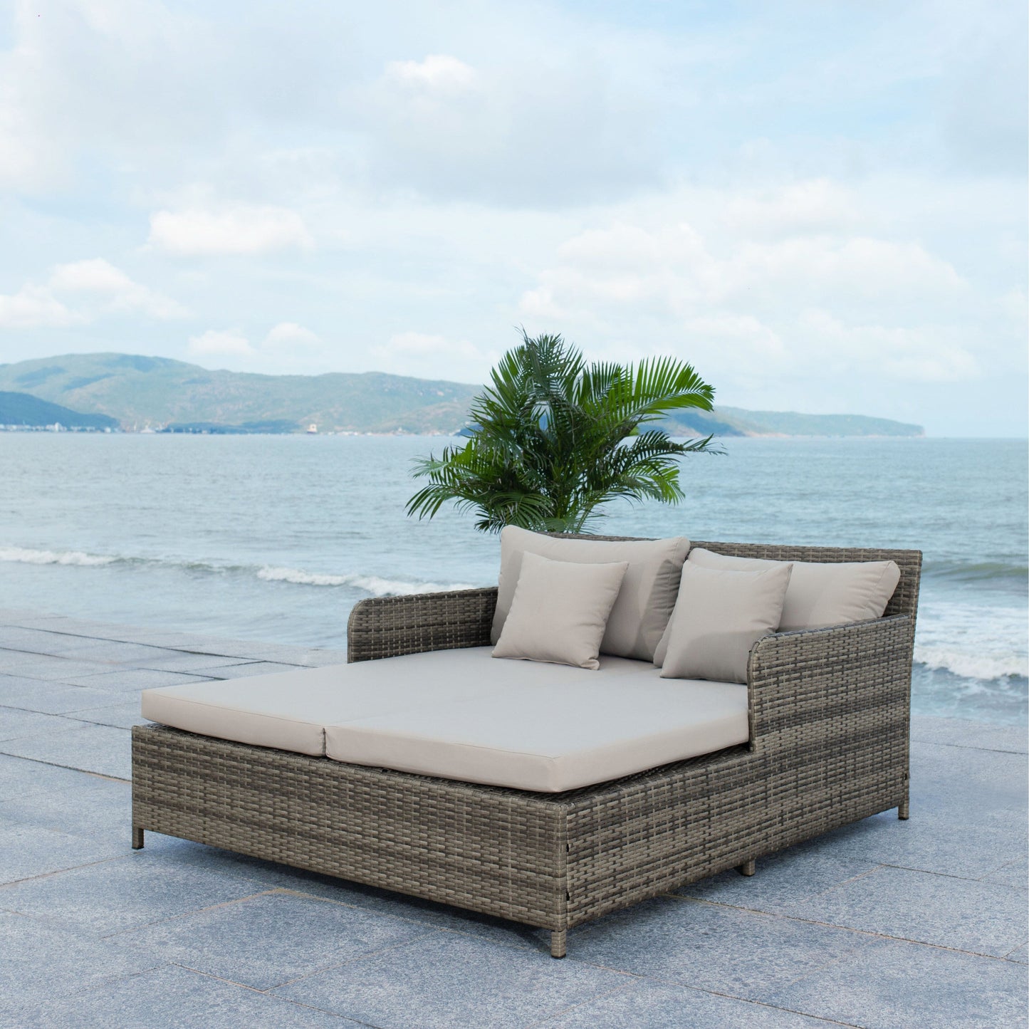 SAFAVIEH Taniyah, méridienne en osier d'extérieur avec coussins et oreillers - 135L x 71P x 157H (cm)