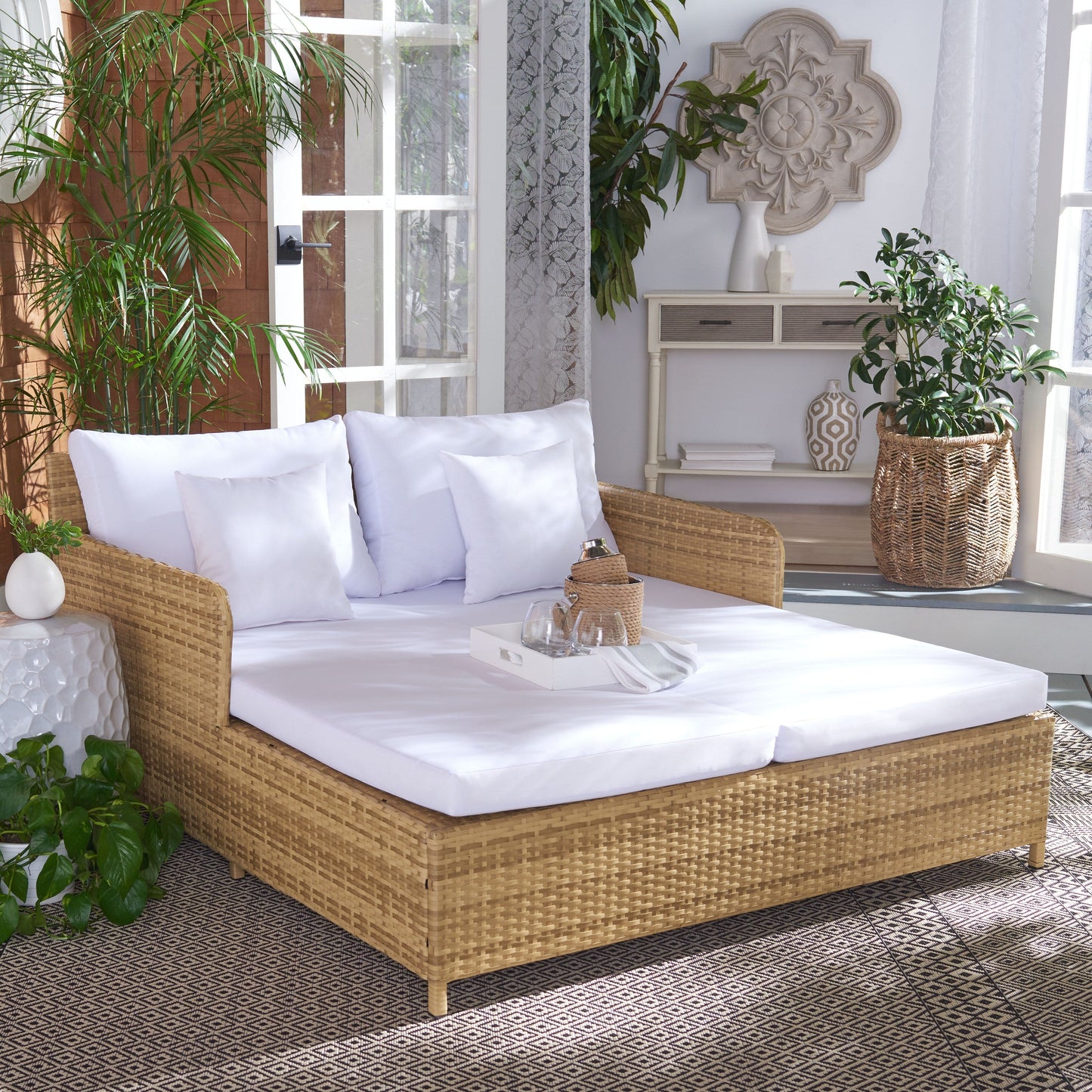 SAFAVIEH Taniyah, méridienne en osier d'extérieur avec coussins et oreillers - 135L x 71P x 157H (cm)