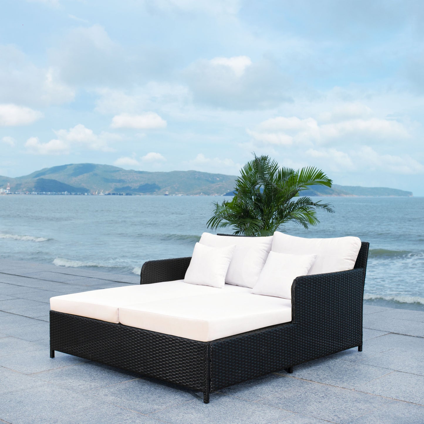 SAFAVIEH Taniyah, méridienne en osier d'extérieur avec coussins et oreillers - 135L x 71P x 157H (cm)