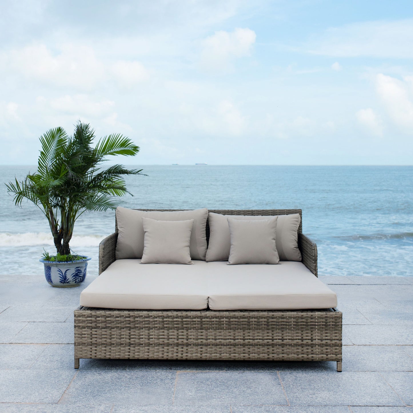 SAFAVIEH Taniyah, méridienne en osier d'extérieur avec coussins et oreillers - 135L x 71P x 157H (cm)