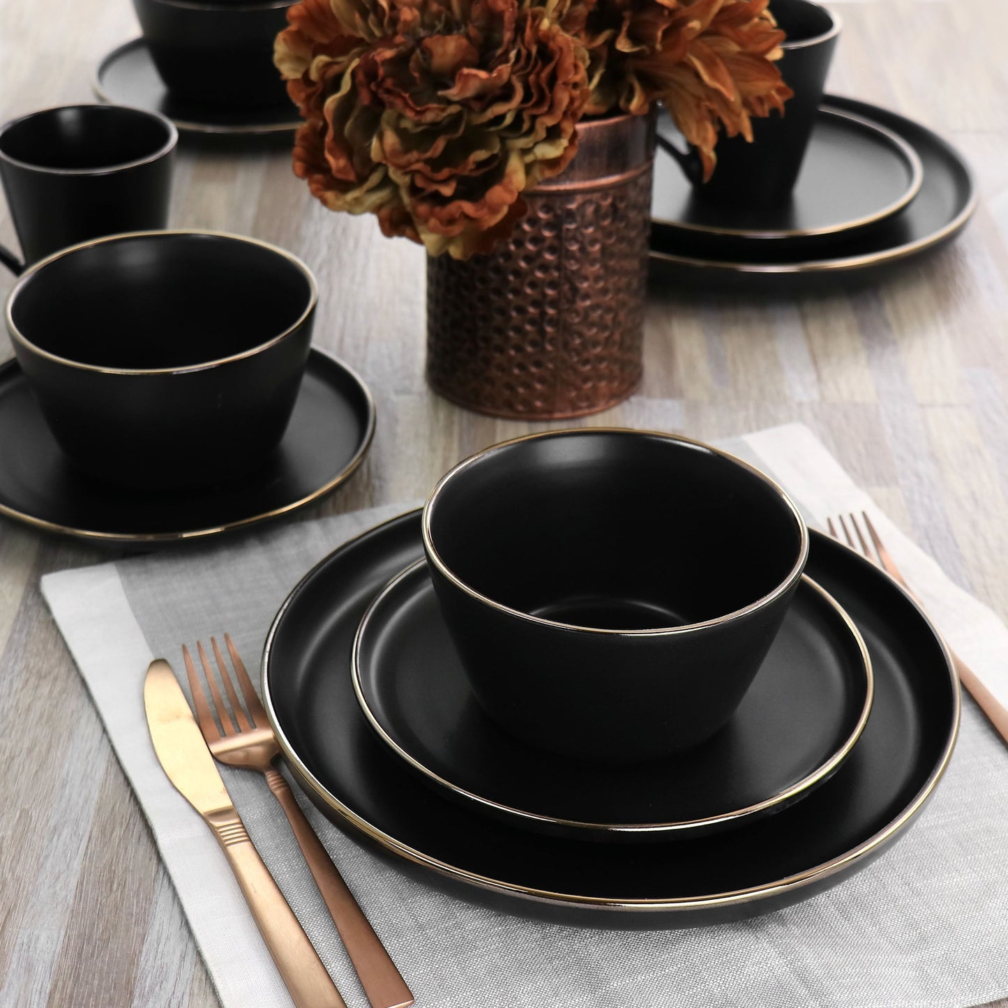 Service de table en grès 16 pièces noir avec bord doré