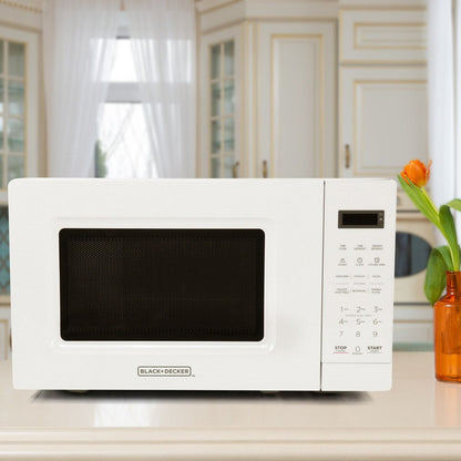 Four à micro-ondes numérique LED blanc de 0,7 pi³ et 700 W avec verrouillage de sécurité enfant.
