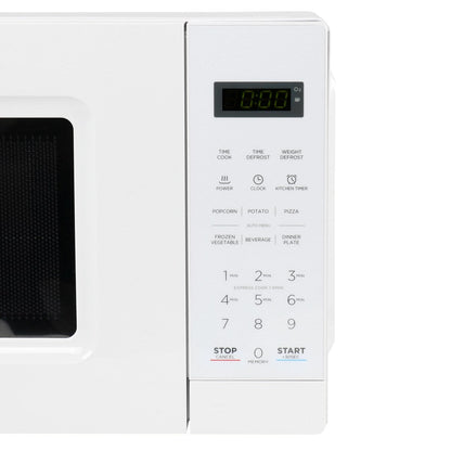 Four à micro-ondes numérique LED blanc de 0,7 pi³ et 700 W avec verrouillage de sécurité enfant.