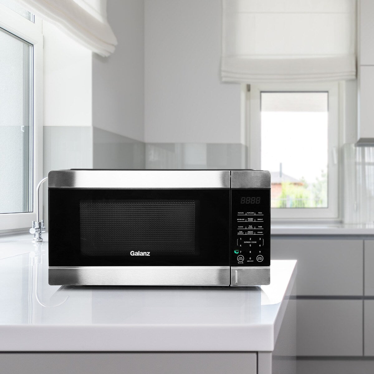 Four à micro-ondes de 0,9 pi³ (25,5 L) de 900 W pour comptoir, noir, avec fonction de cuisson rapide One Touch.