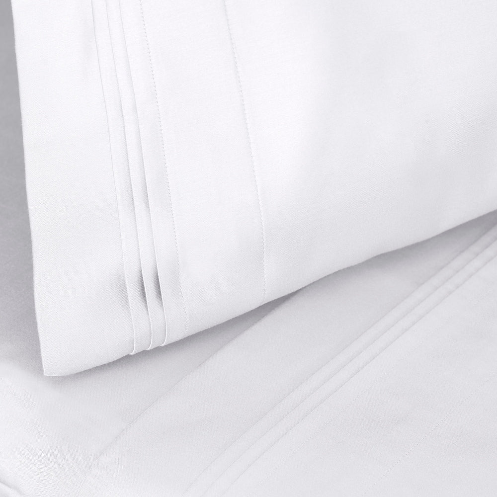 Jeu de draps uni en coton égyptien supérieur, 1000 fils, avec profonde poche.