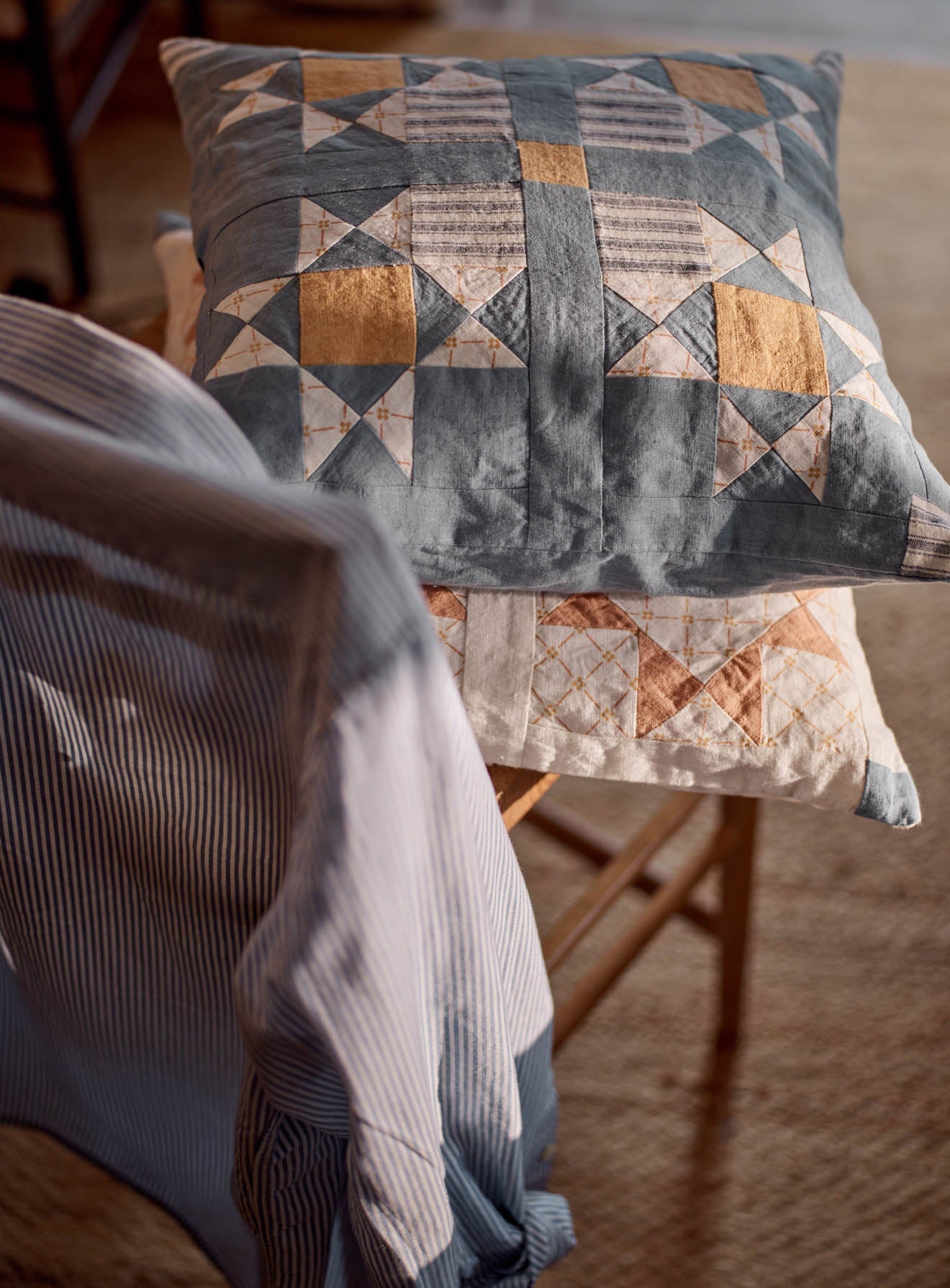 Coussin patchwork en lin, bleu