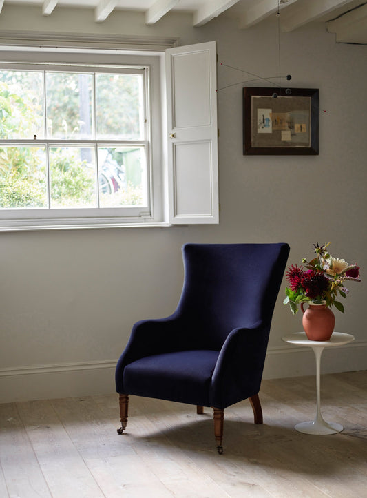 Fauteuil à oreilles Bromley, velours bleu nuit